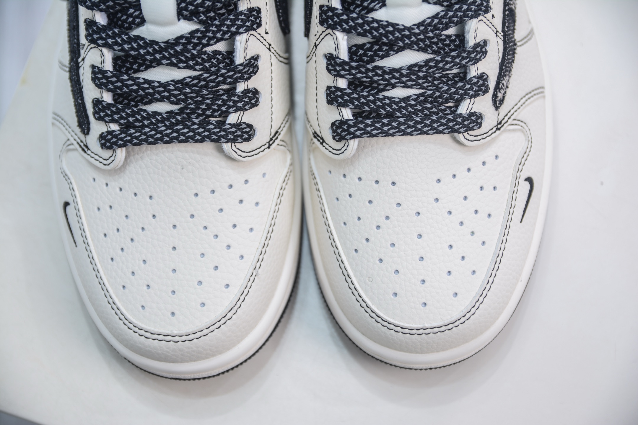 TS x Air Jordan AJ1 Low x Levi's 倒钩低帮联名李维斯-白黑牛仔  LE2436-135