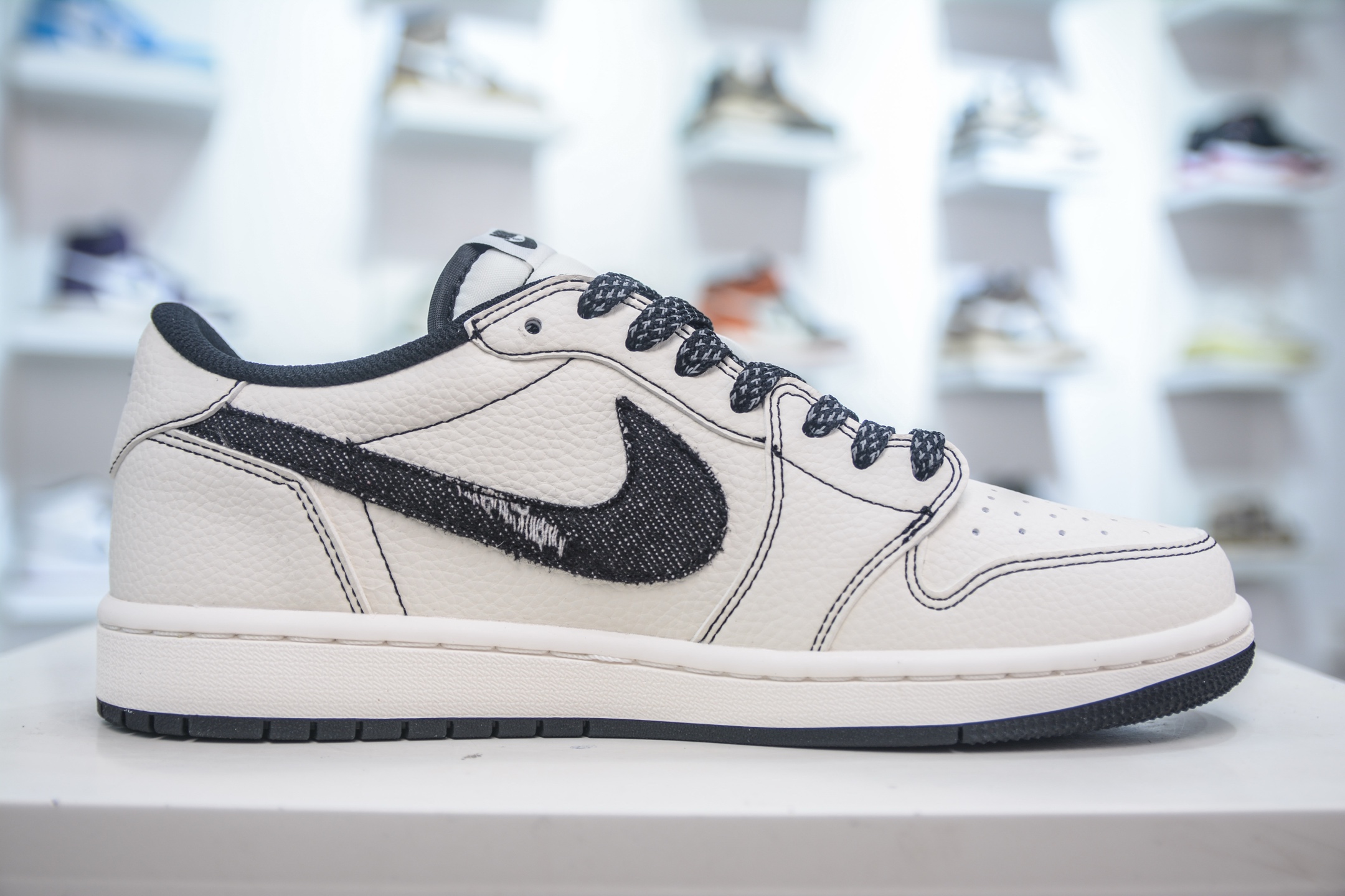 TS x Air Jordan AJ1 Low x Levi's 倒钩低帮联名李维斯-白黑牛仔  LE2436-135