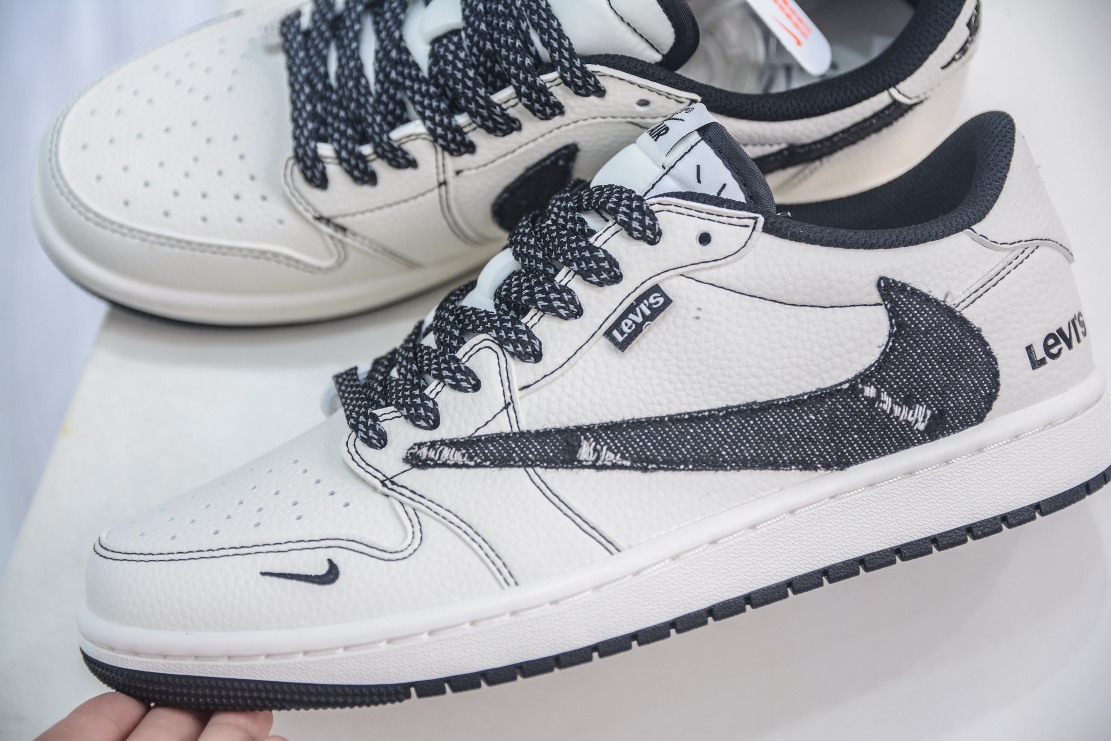 TS x Air Jordan AJ1 Low x Levi's 倒钩低帮联名李维斯-白黑牛仔  LE2436-135