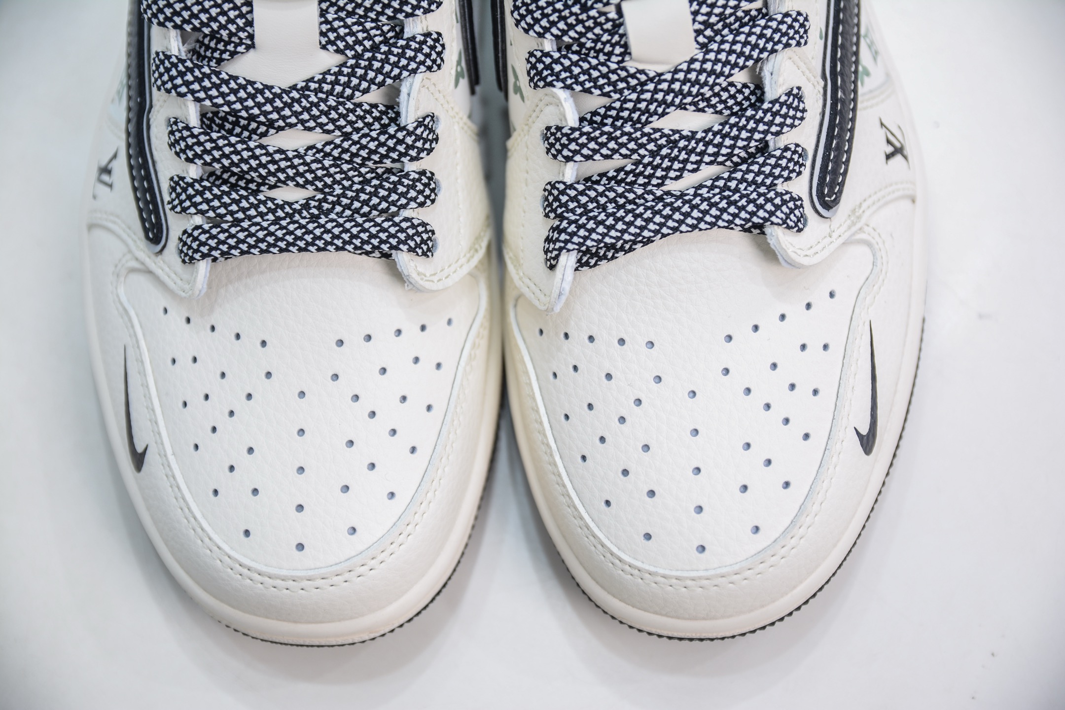 TS x Air Jordan x Louis Vuitton X Supreme AJ1 Low 倒钩低帮LV SUP 联名-白黑印花  YX5066-335