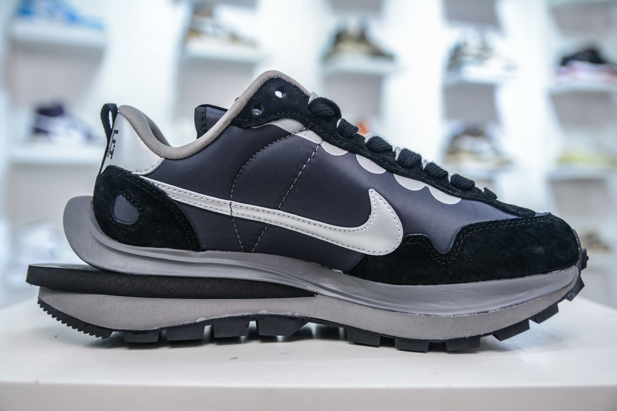 Sacai x NK VaporWaffle 深蓝黑灰 DD1875-300-莆田鞋,莆田鞋货源,高仿鞋,高仿鞋货源,安福档口,莆田高仿鞋,莆田鞋批发,高仿鞋批发,莆田高仿运动鞋,高仿运动鞋,莆田运动鞋 Sacai x NK VaporWaffle 深蓝黑灰 DD1875-300