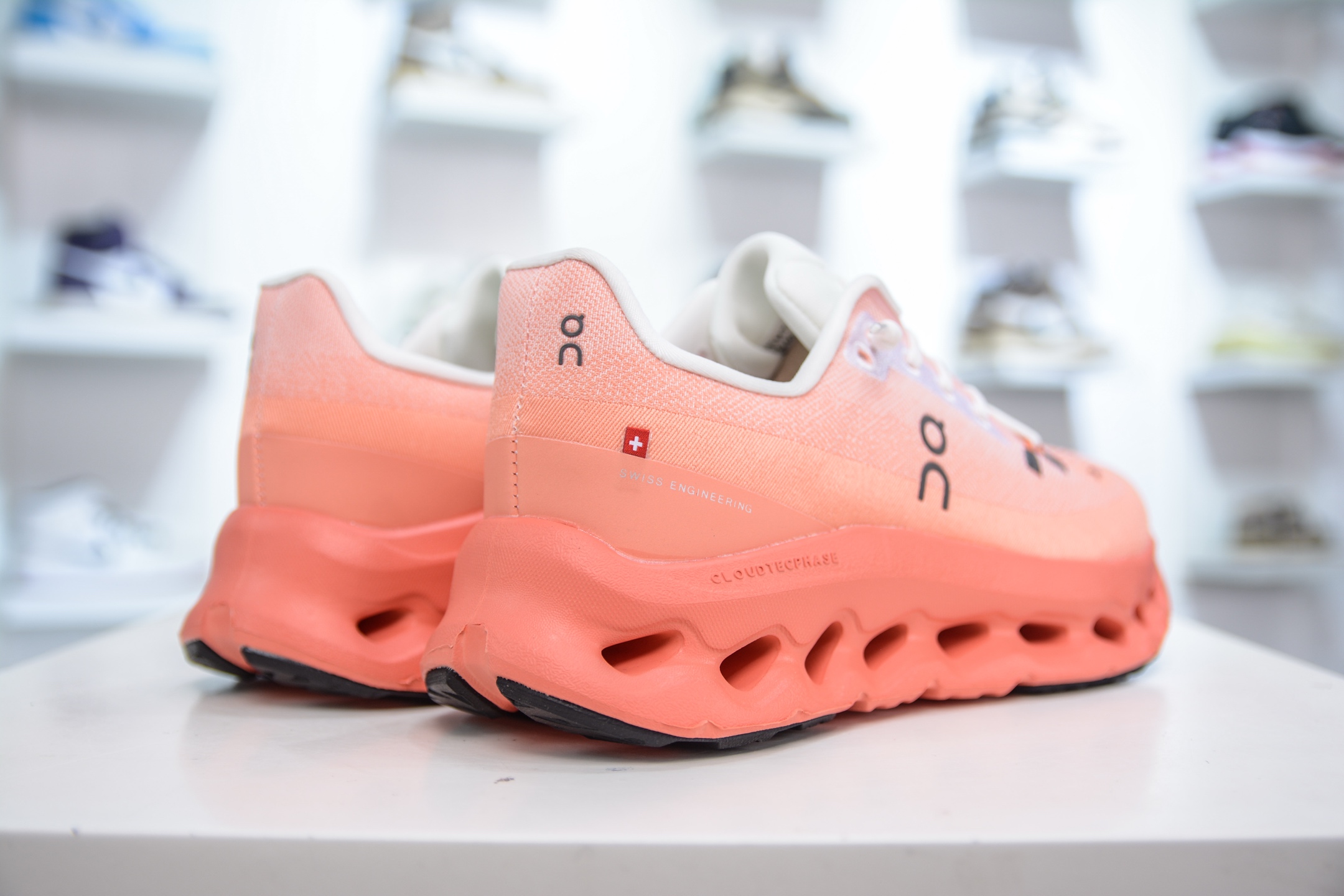 Loewe x On昂跑 Cloudtilt 2.0 罗意威联名轻便低帮跑步鞋  3ME10103285