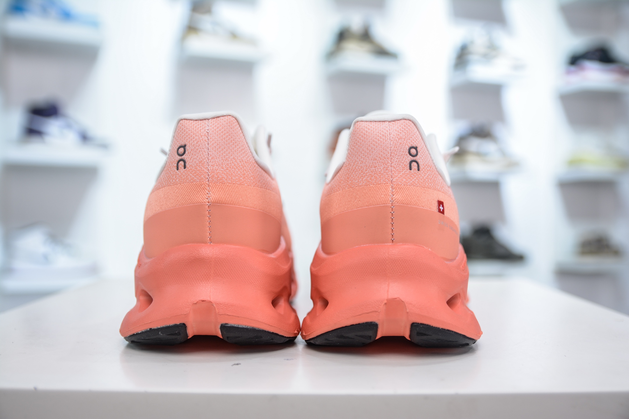 Loewe x On昂跑 Cloudtilt 2.0 罗意威联名轻便低帮跑步鞋  3ME10103285