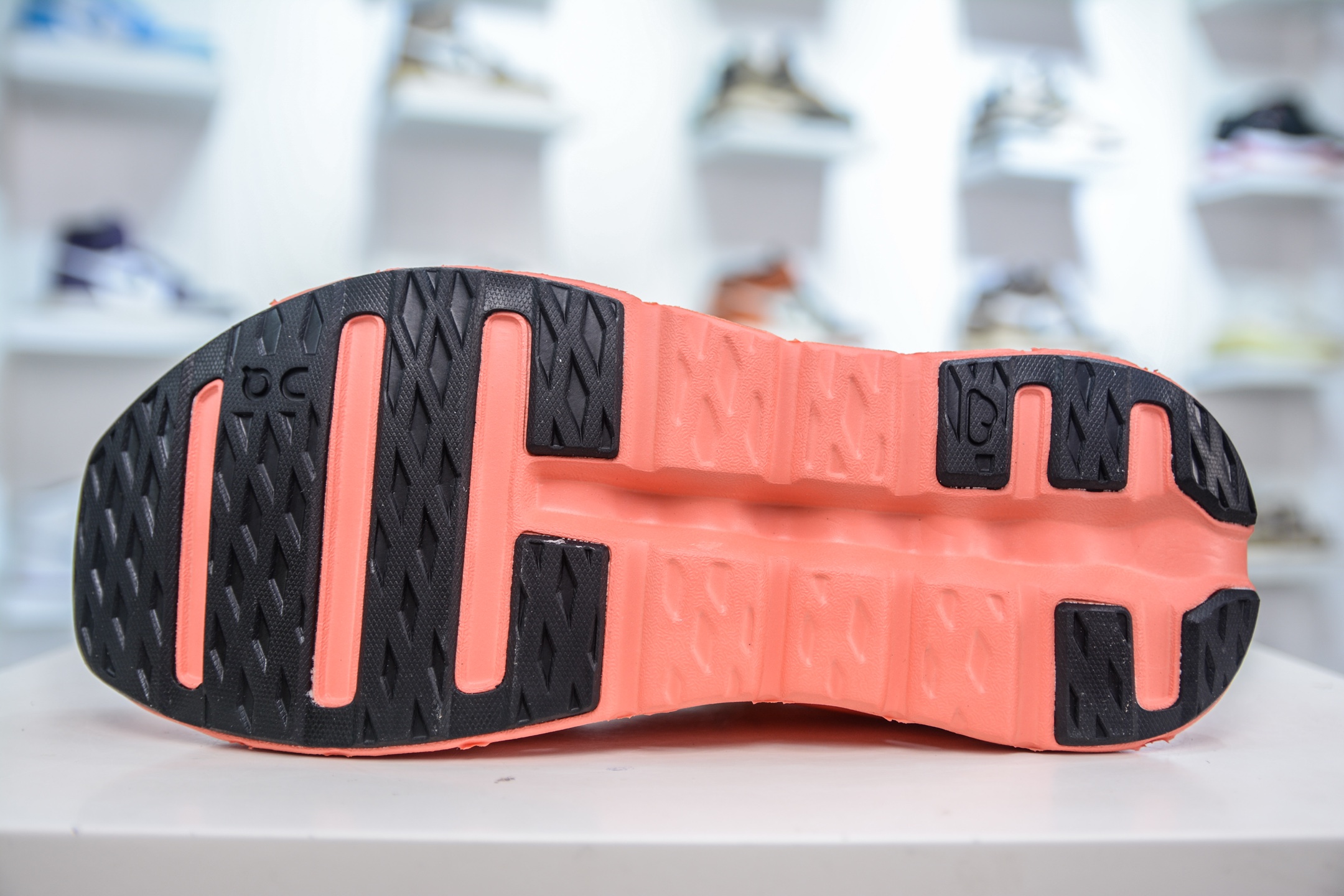 Loewe x On昂跑 Cloudtilt 2.0 罗意威联名轻便低帮跑步鞋  3ME10103285