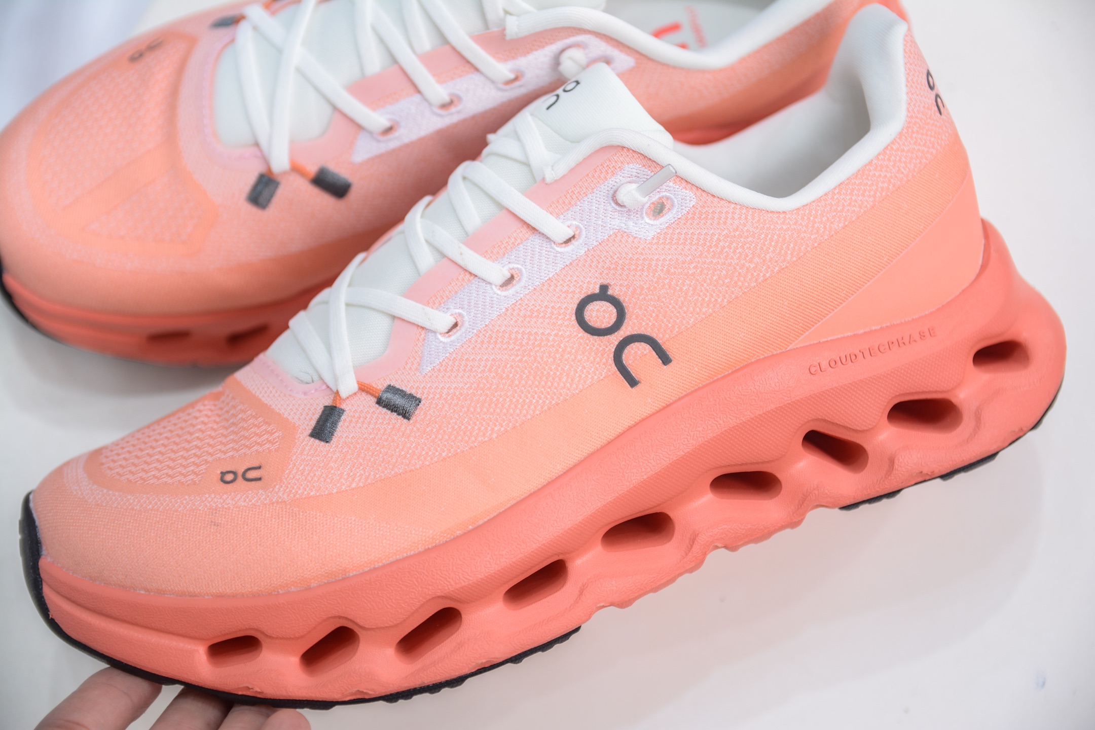 Loewe x On昂跑 Cloudtilt 2.0 罗意威联名轻便低帮跑步鞋  3ME10103285