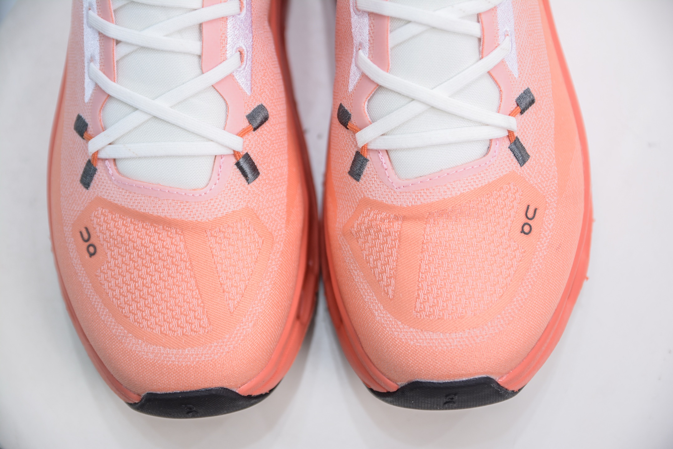 Loewe x On昂跑 Cloudtilt 2.0 罗意威联名轻便低帮跑步鞋  3ME10103285