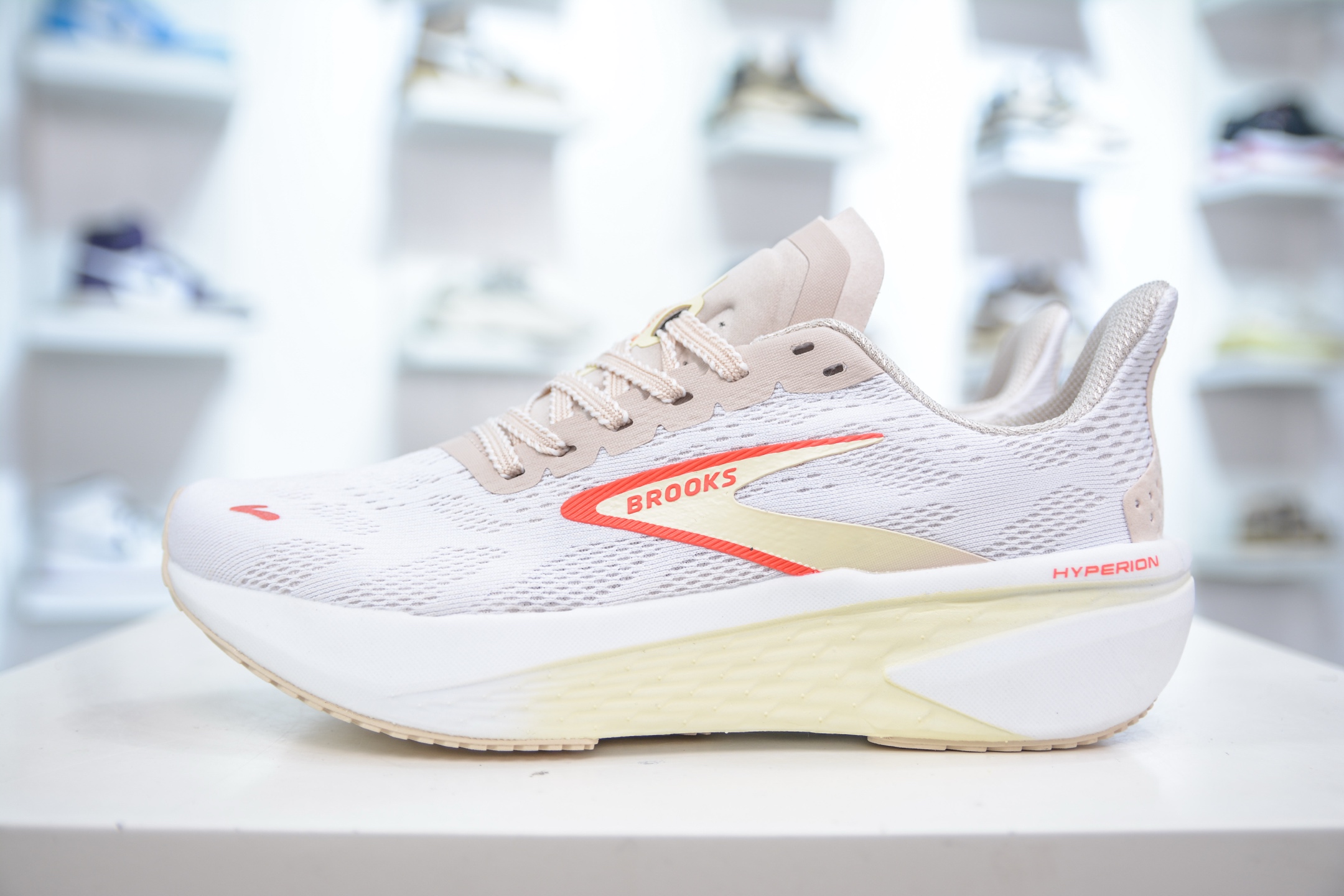 Brooks 布鲁克斯 Hyperion 2 超弹轻盈跑步鞋 低帮透气缓震支撑休闲运动慢跑鞋 120421 1B 173 Brooks 布鲁克斯 Hyperion 2 超弹轻盈跑步鞋 低帮透气缓震支撑休闲运动慢跑鞋 120421 1B 173