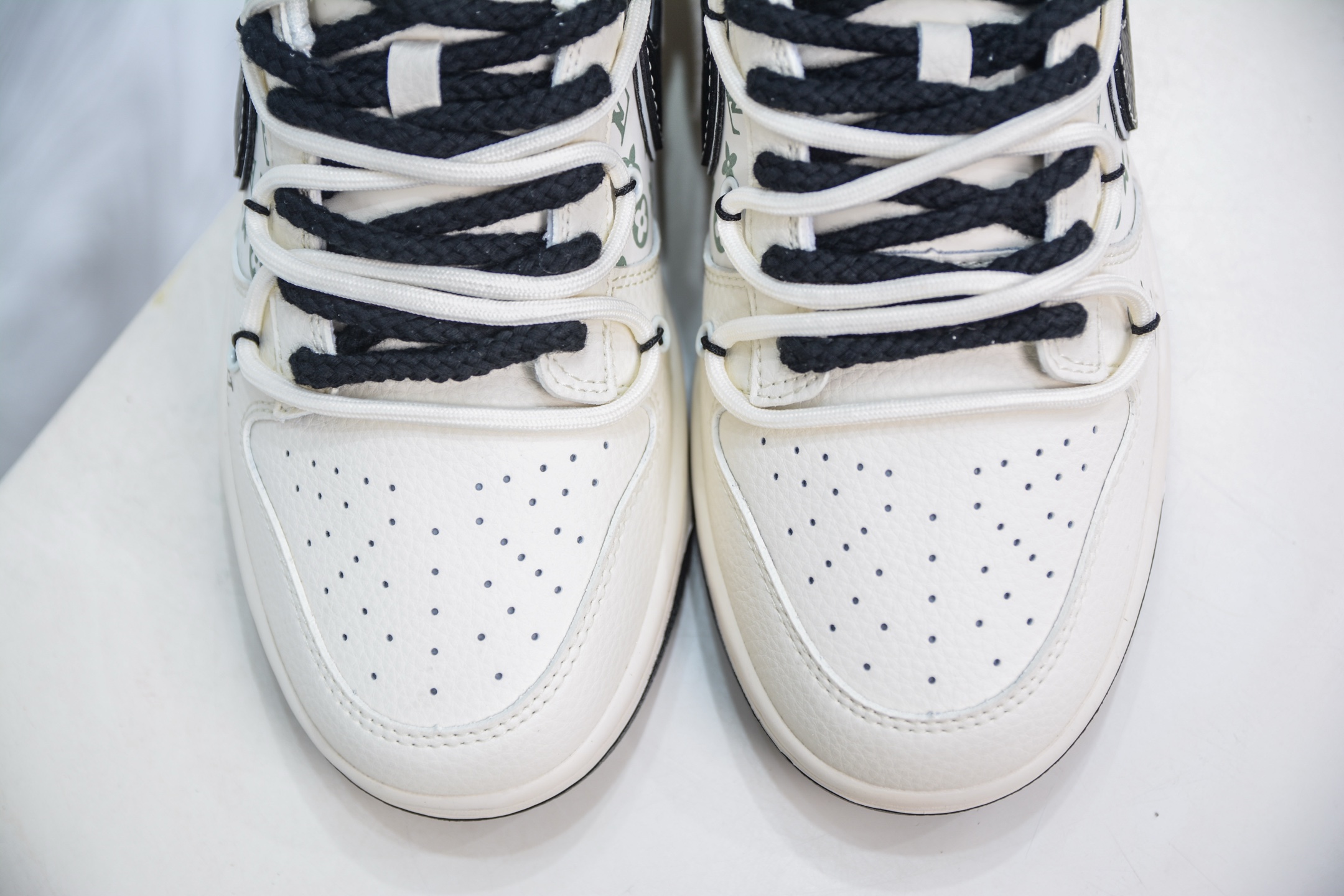 Nike SB Dunk Low x Louis Vuitton White Black, Premium Leather, Comfortable Fit 9 i1749234051854 6633 0 8