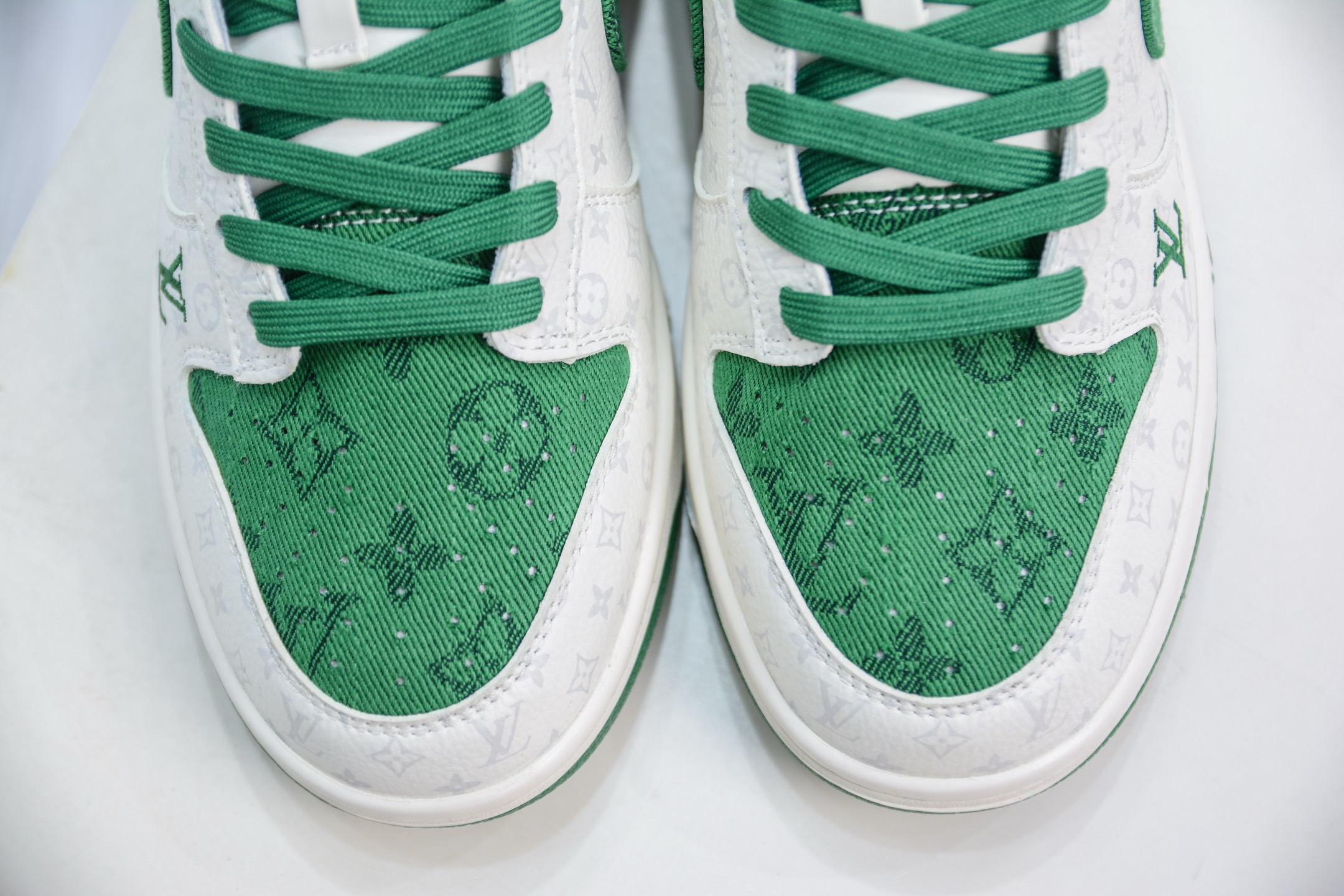 Nike SB Dunk Low x Louis Vuitton White Green Denim Collaboration Sneakers 9 i1749234102769 3885 0 8