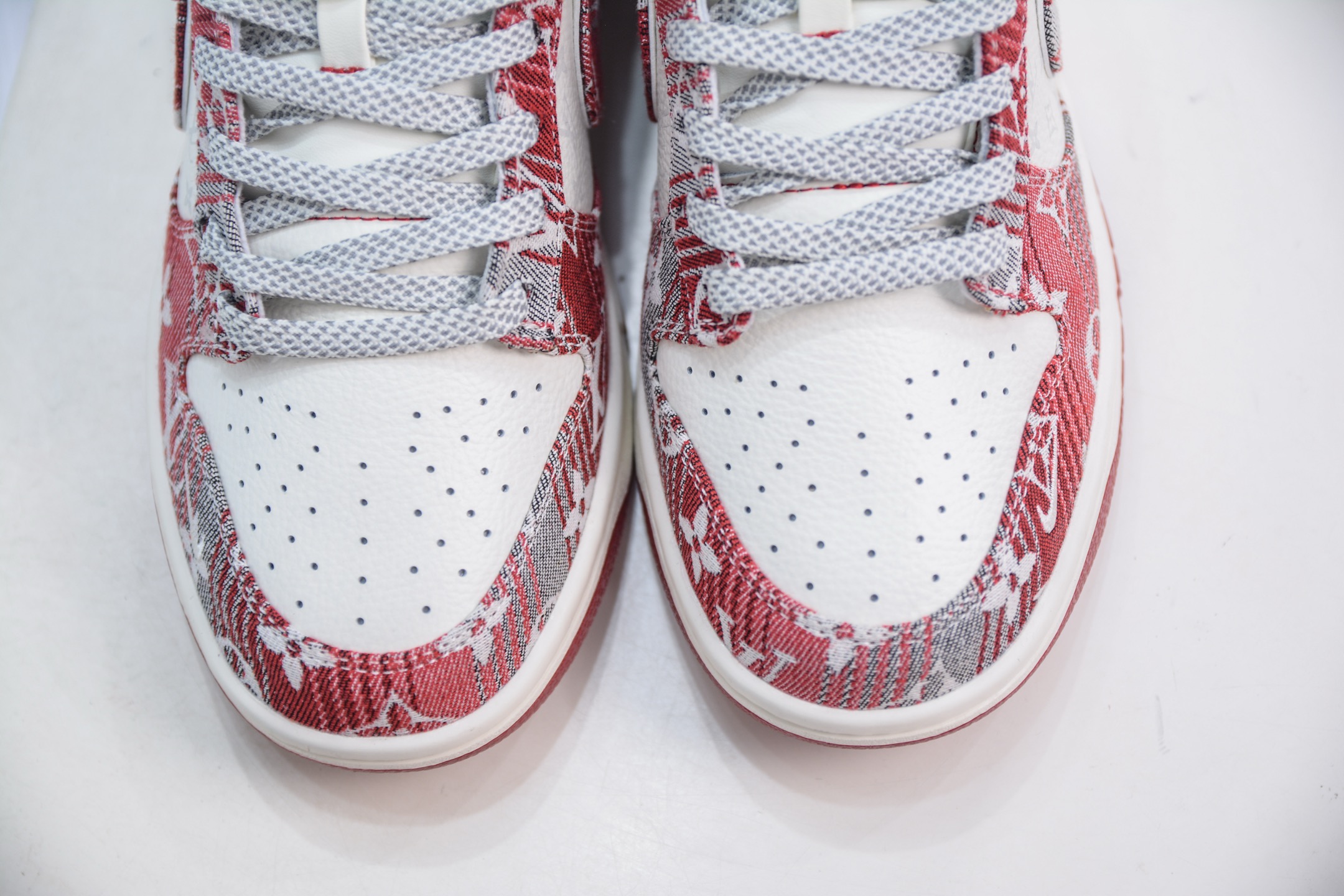 Nike SB Dunk Low x Louis Vuitton White Gray Red Denim Sneakers 9 i1749403405275 1993 0 8
