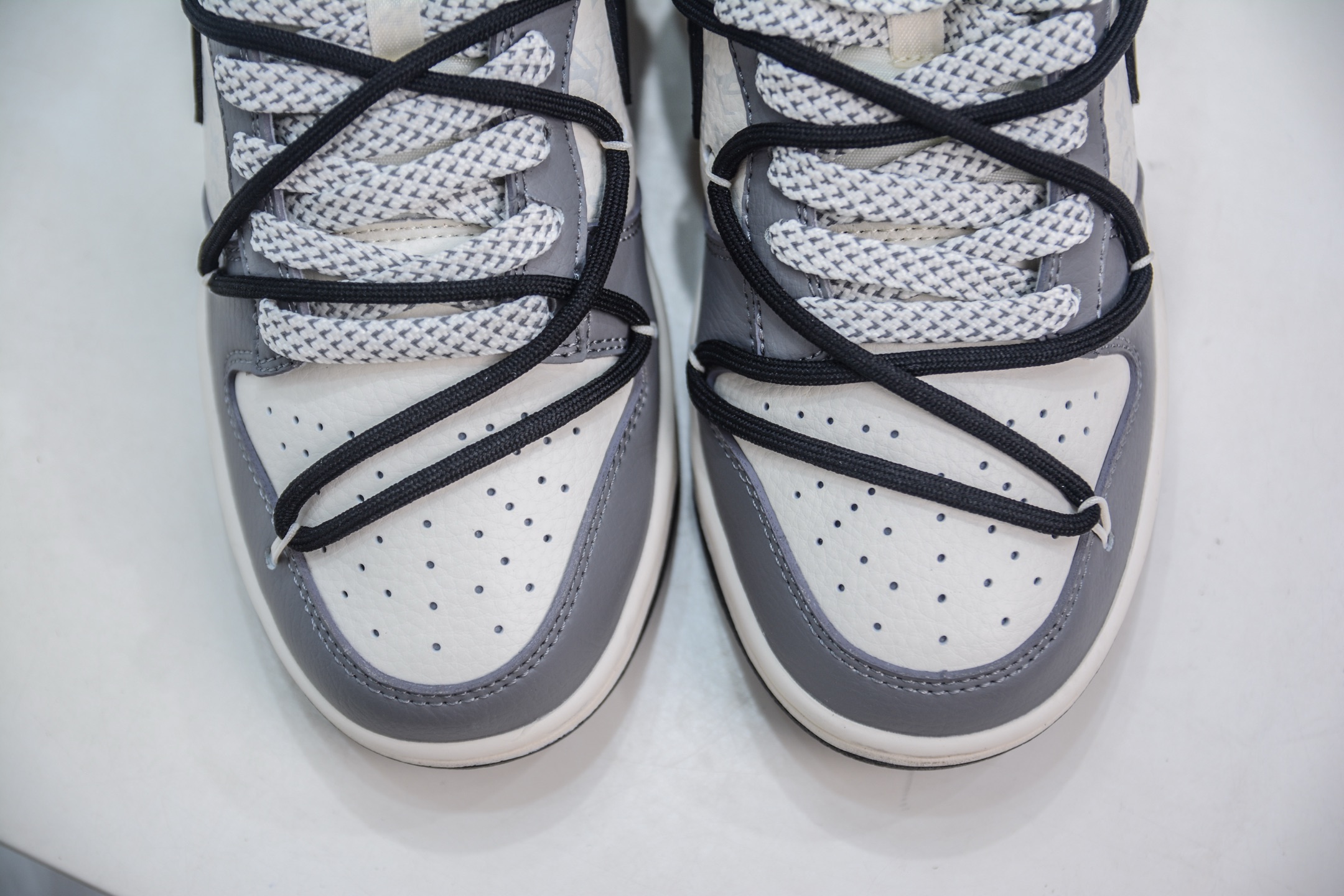 Nike SB Dunk Low x Louis Vuitton Collab Grey/White Designer Sneakers 9 i1749404374588 5291 0 8