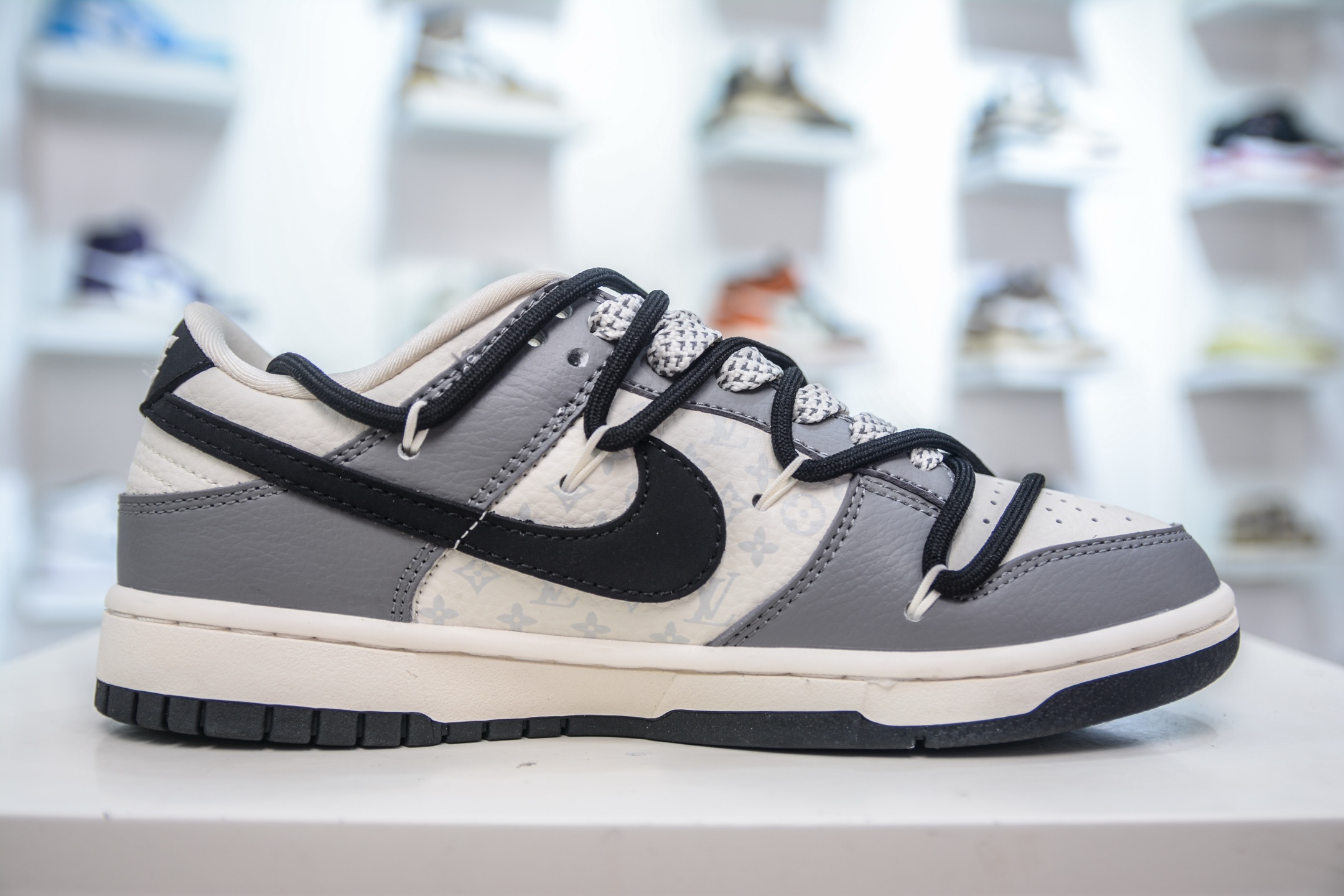 Nike SB Dunk Low x Louis Vuitton Collab Grey/White Designer Sneakers 3 i1749404375523 2699 0 2