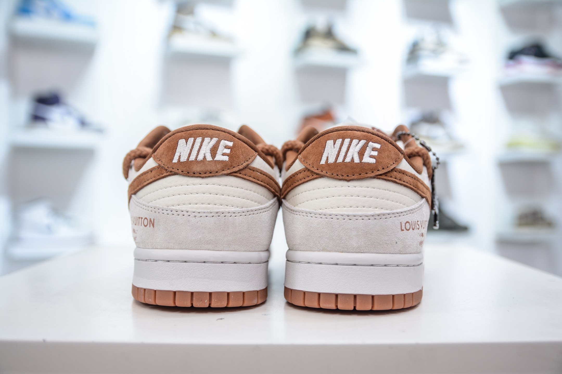 Nike SB Dunk Low X Louis Vuitton Collab Sneakers - Limited Edition 3 i1749404467356 1991 0 1