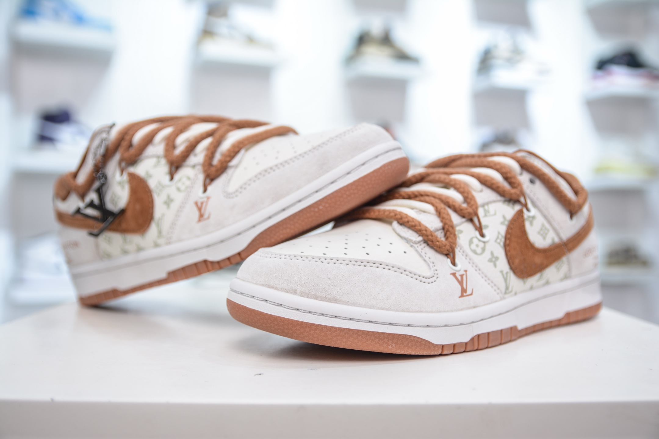 Nike SB Dunk Low X Louis Vuitton Collab Sneakers - Limited Edition 5 i1749404467404 3204 0 3
