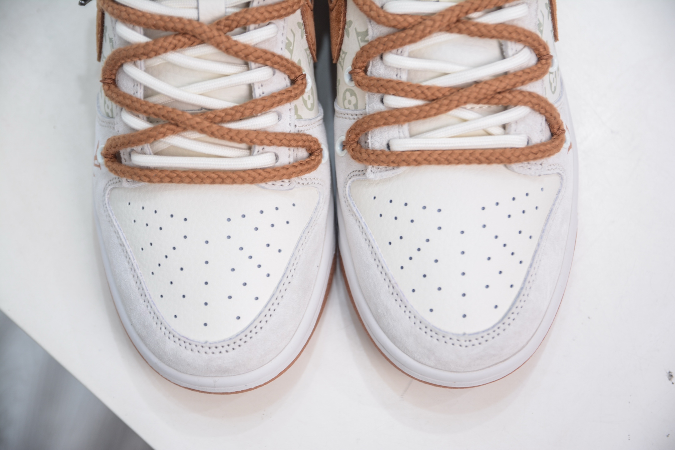 Nike SB Dunk Low X Louis Vuitton Collab Sneakers - Limited Edition 10 i1749404467489 4031 0 8