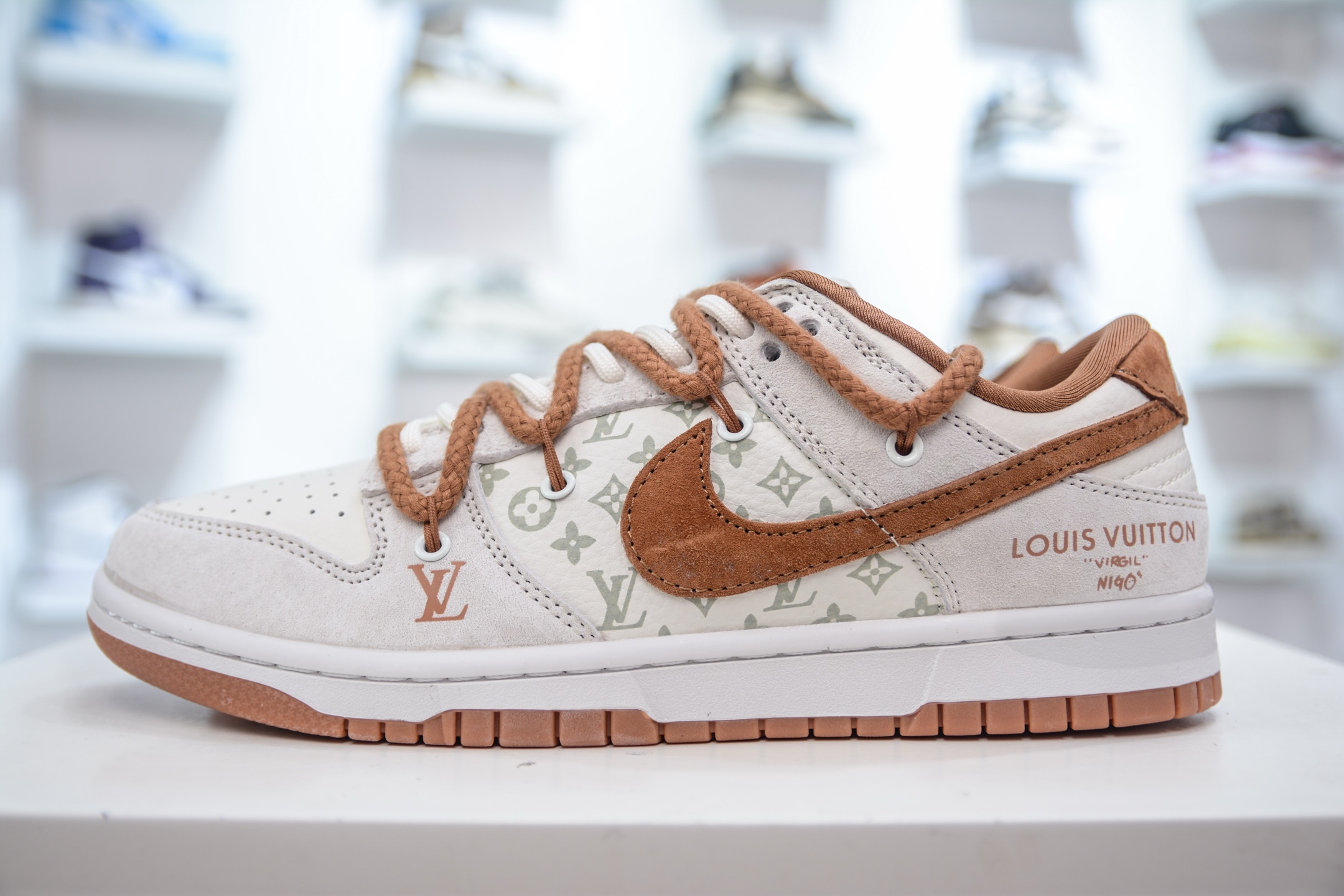 Nike SB Dunk Low X Louis Vuitton Collab Sneakers - Limited Edition 2 i1749404468676 7708 0 0