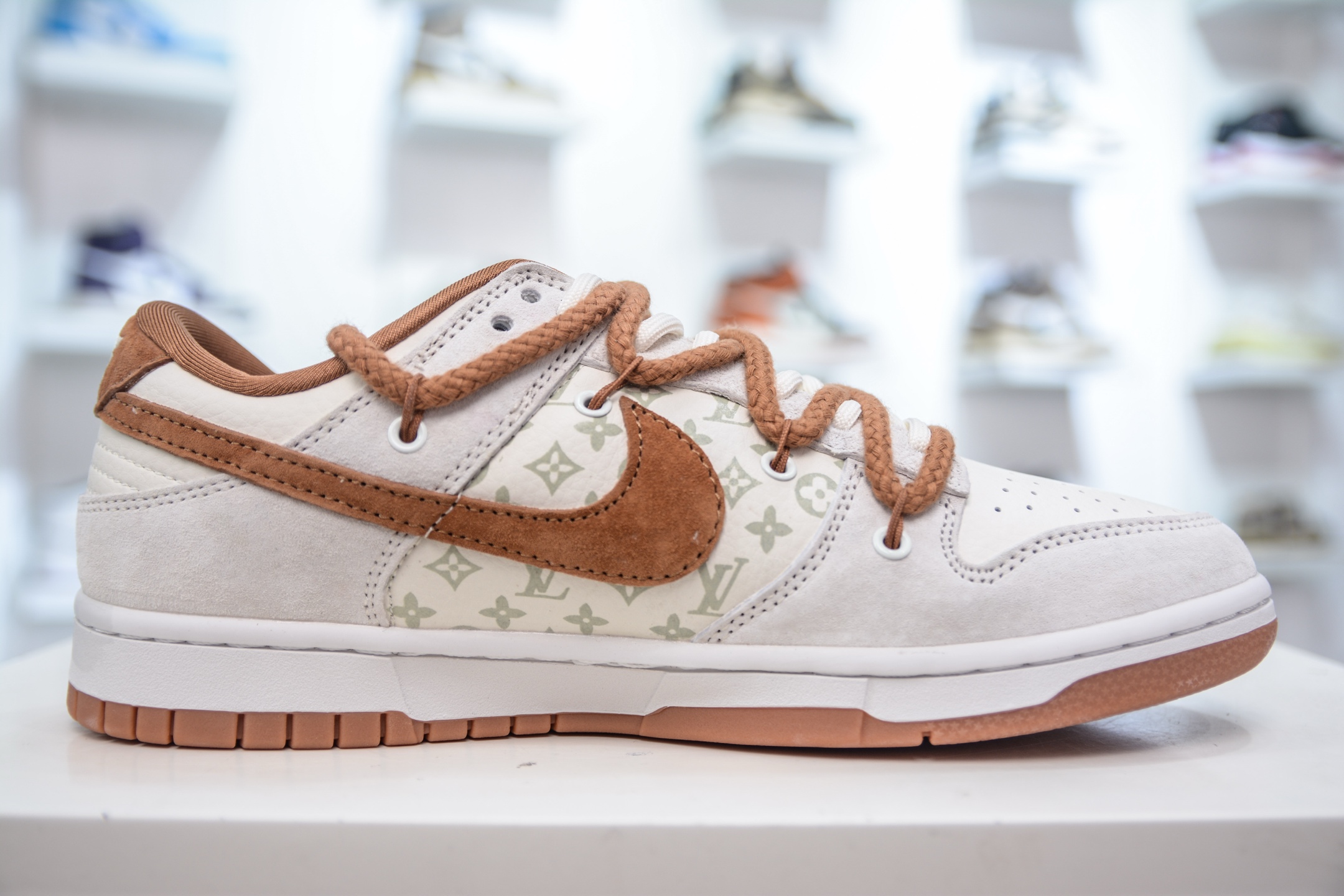 Nike SB Dunk Low X Louis Vuitton Collab Sneakers - Limited Edition 4 i1749404468751 6505 0 2