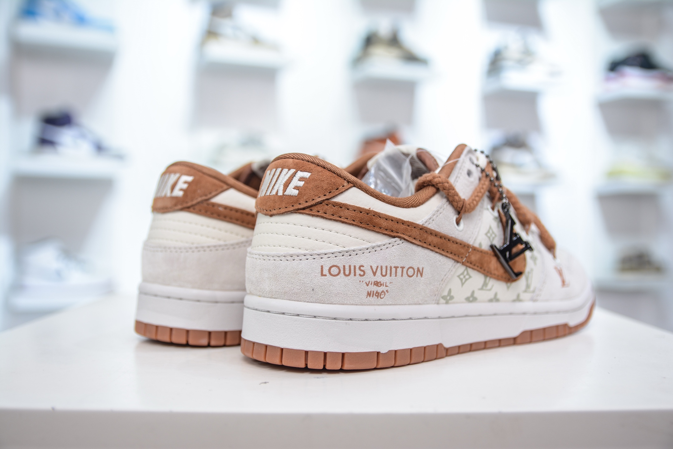 Nike SB Dunk Low X Louis Vuitton Collab Sneakers - Limited Edition 7 i1749404468779 9917 0 5