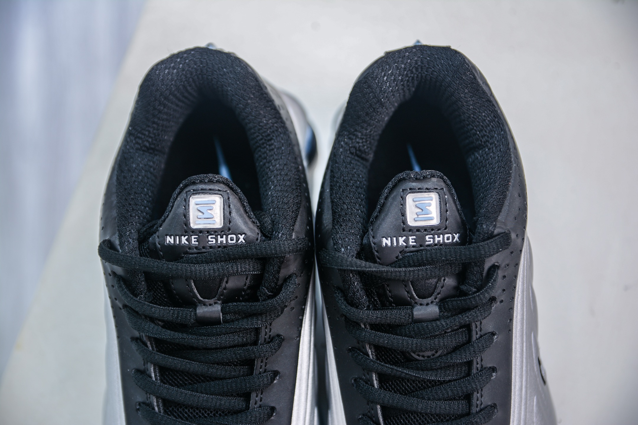 Nike Shox MR4: Classic Millennium Shoe with Shox Cushioning System - Black/Silver 8 i1749404757605 604 0 7