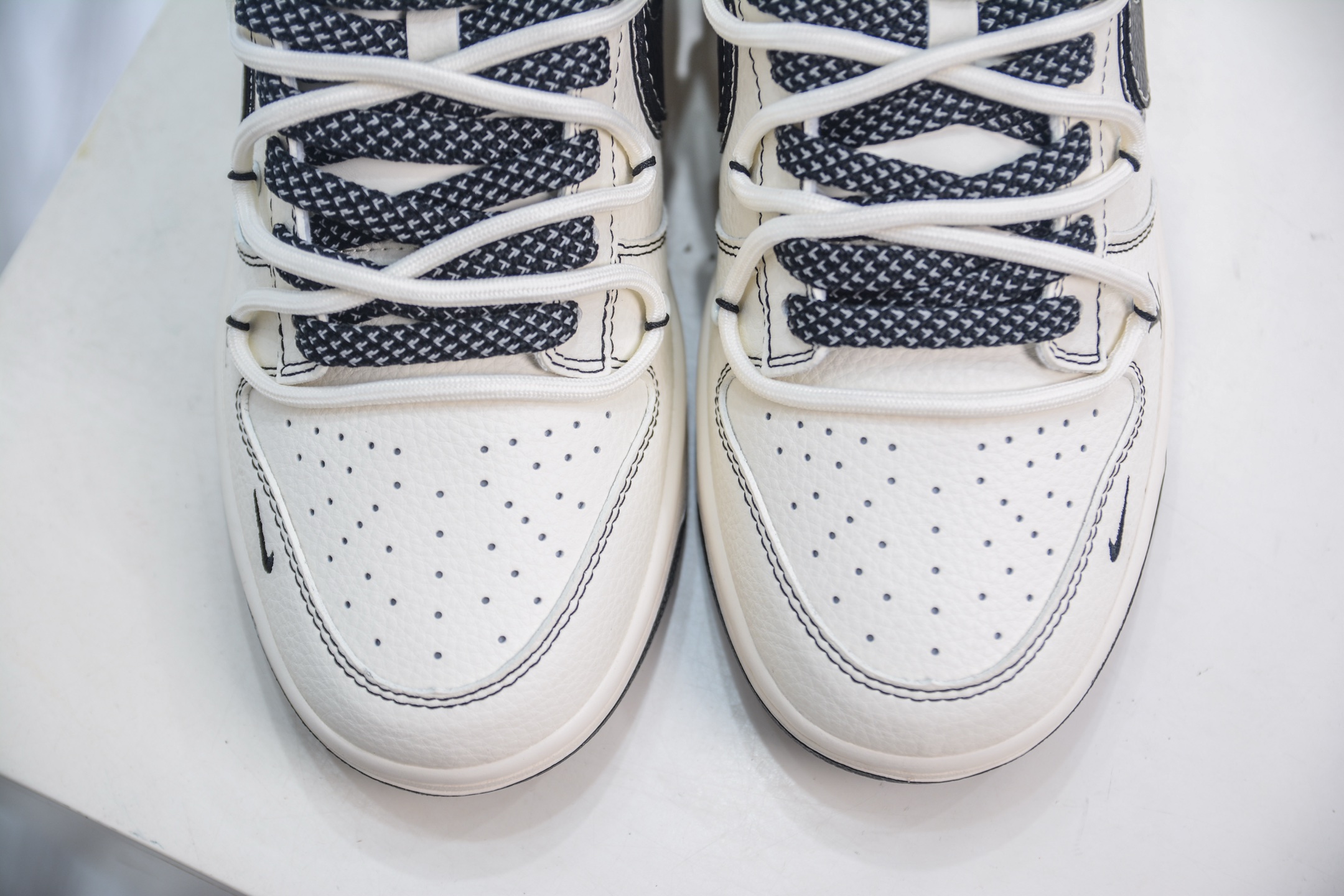 Nike SB Dunk Low x Louis Vuitton White Black, Premium Leather, Limited Edition 9 i1749484116464 237 0 8