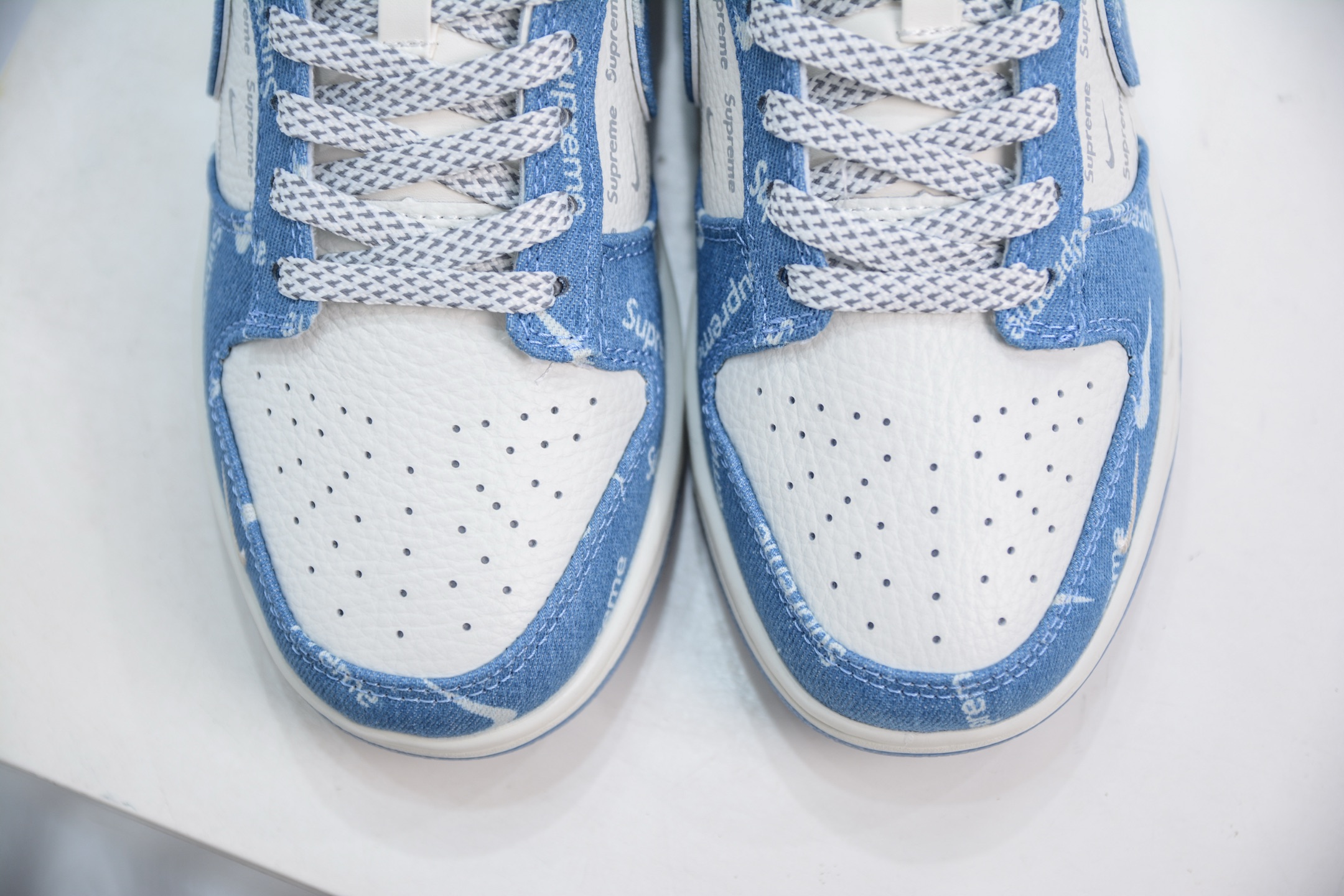 Nike SB Dunk Low x Supreme Collab White Blue Denim Sneakers 10 i1749484173113 721 0 8