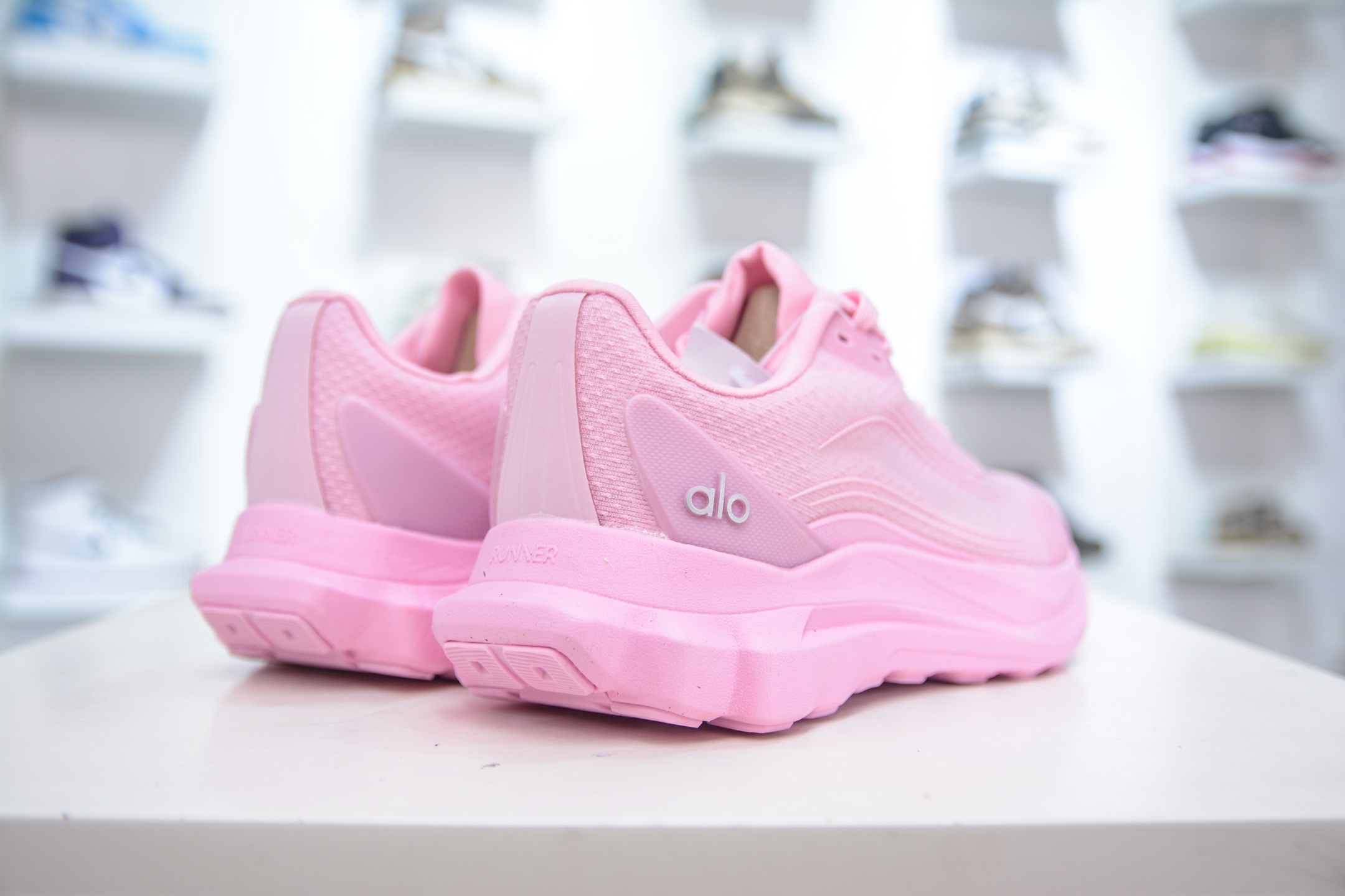 Alo yoga Alo Runner 舒适百搭防滑耐磨低帮跑步鞋