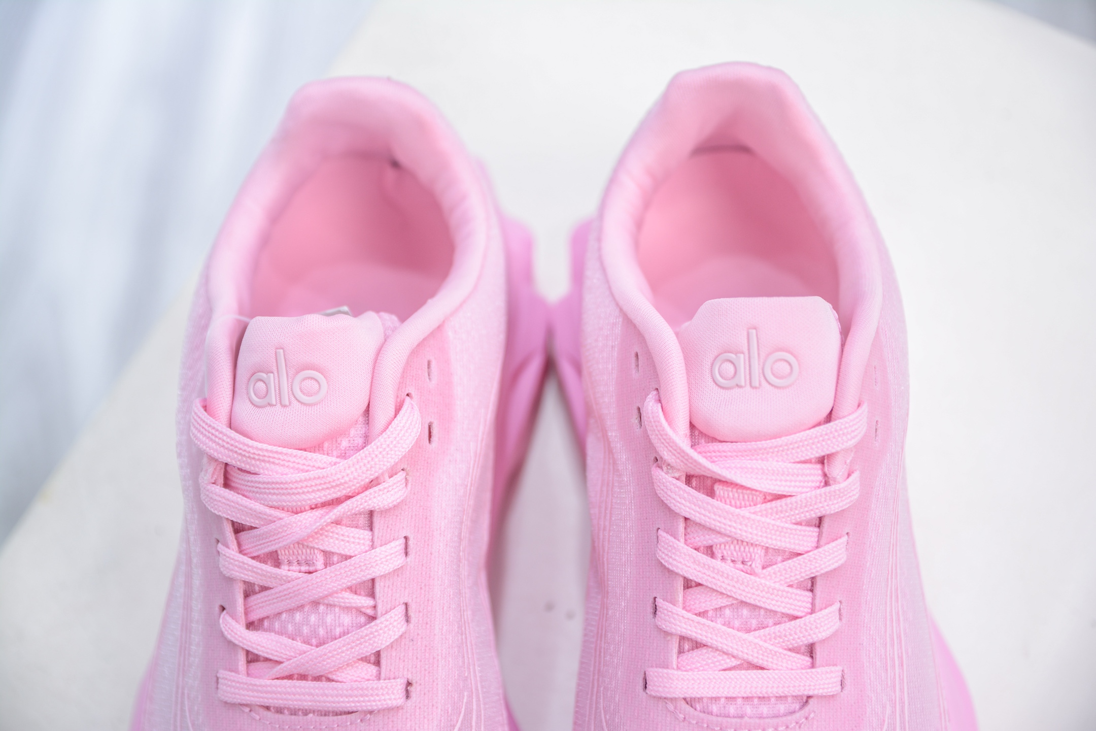 Alo yoga Alo Runner 舒适百搭防滑耐磨低帮跑步鞋