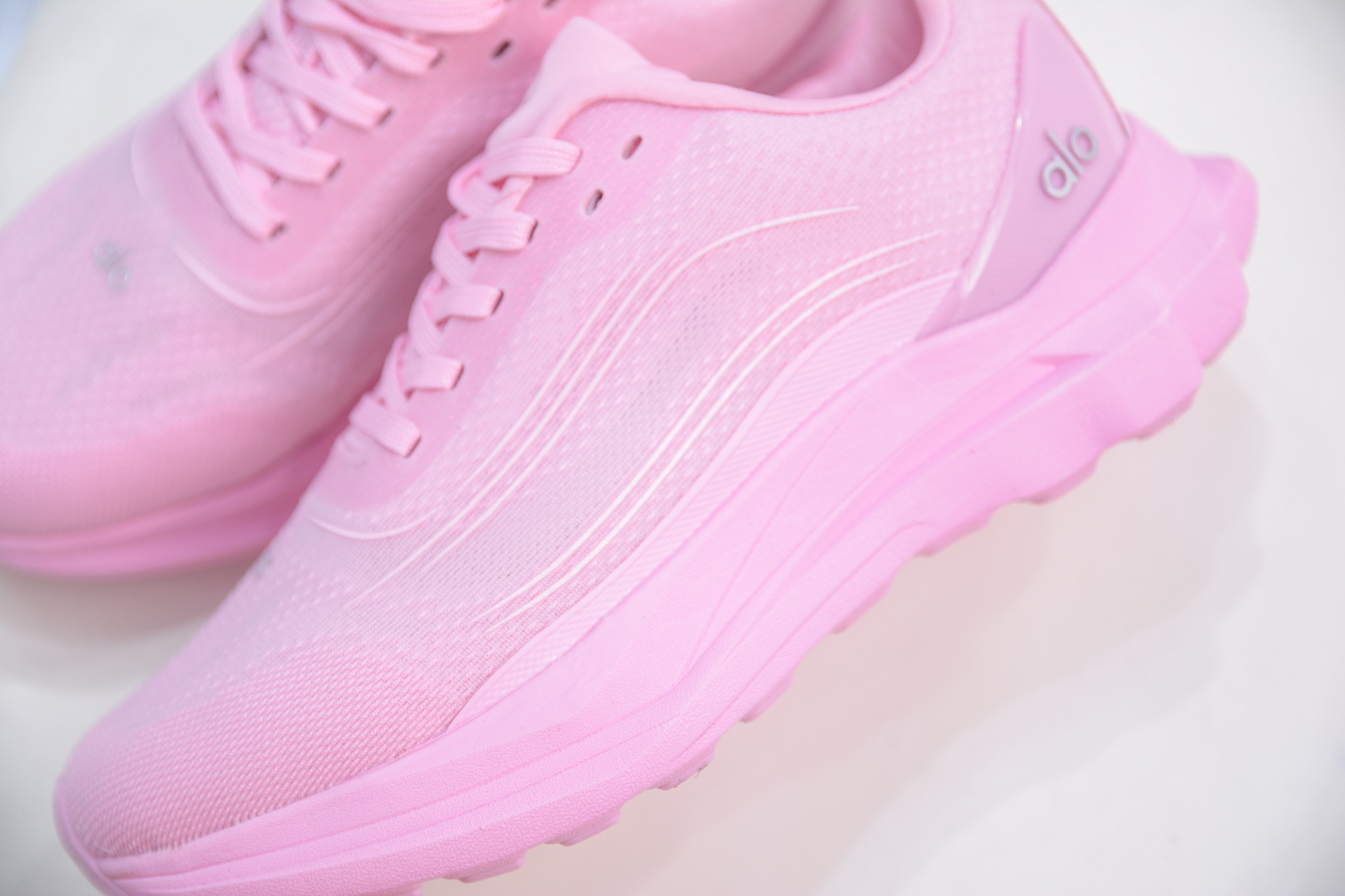 Alo yoga Alo Runner 舒适百搭防滑耐磨低帮跑步鞋