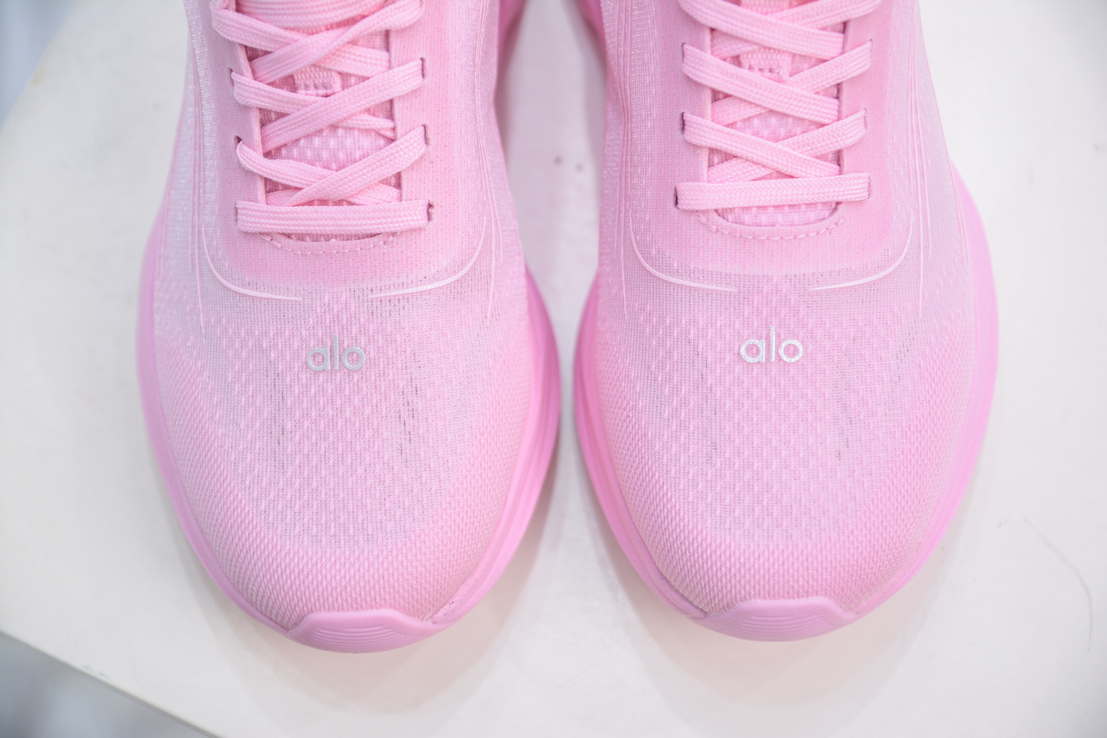 Alo yoga Alo Runner 舒适百搭防滑耐磨低帮跑步鞋