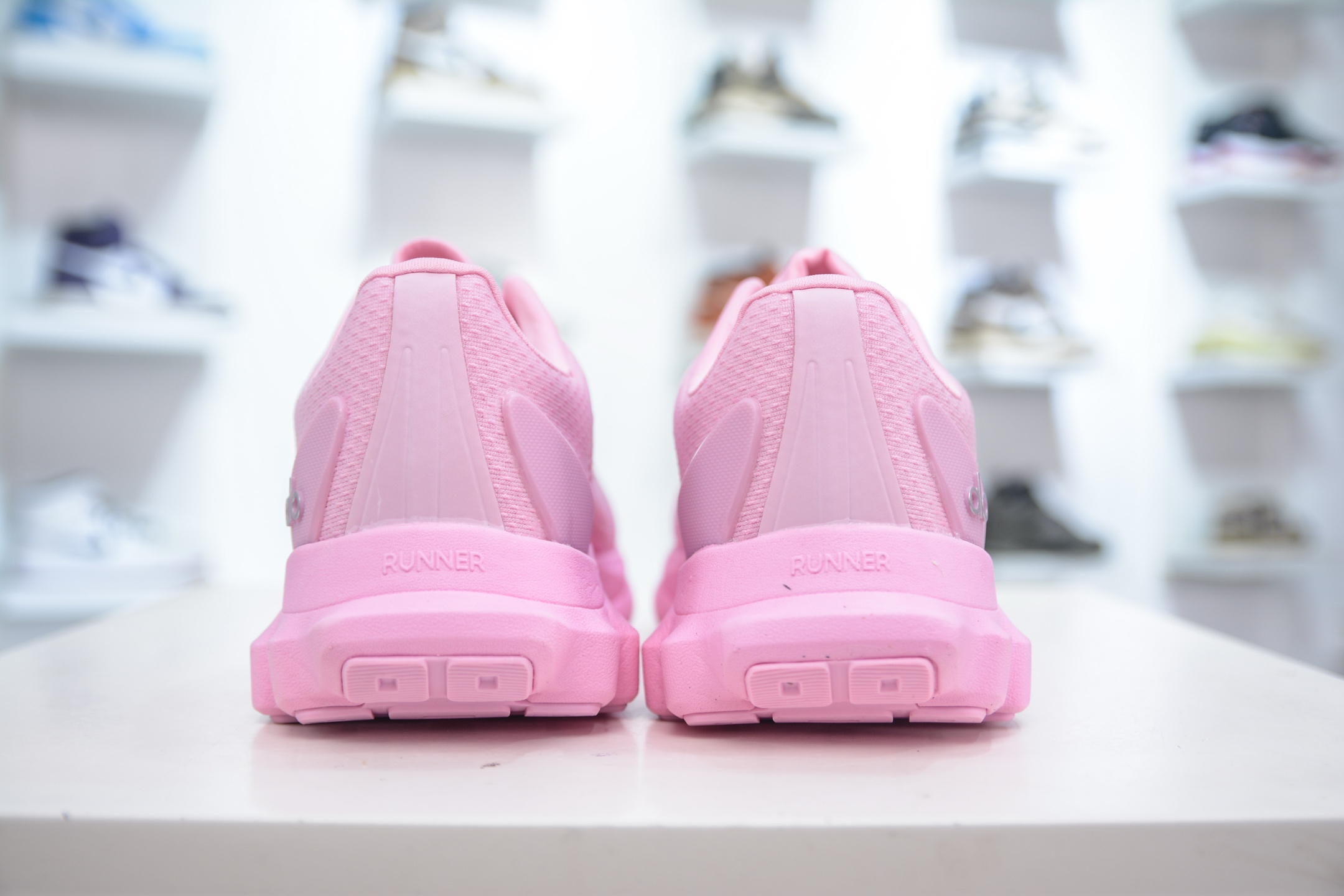 Alo yoga Alo Runner 舒适百搭防滑耐磨低帮跑步鞋