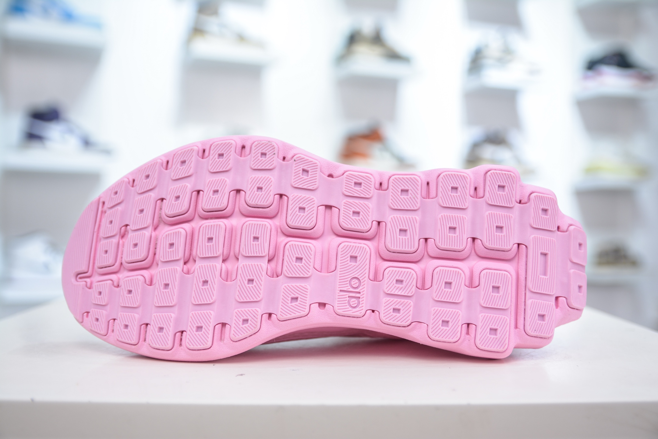 Alo yoga Alo Runner 舒适百搭防滑耐磨低帮跑步鞋