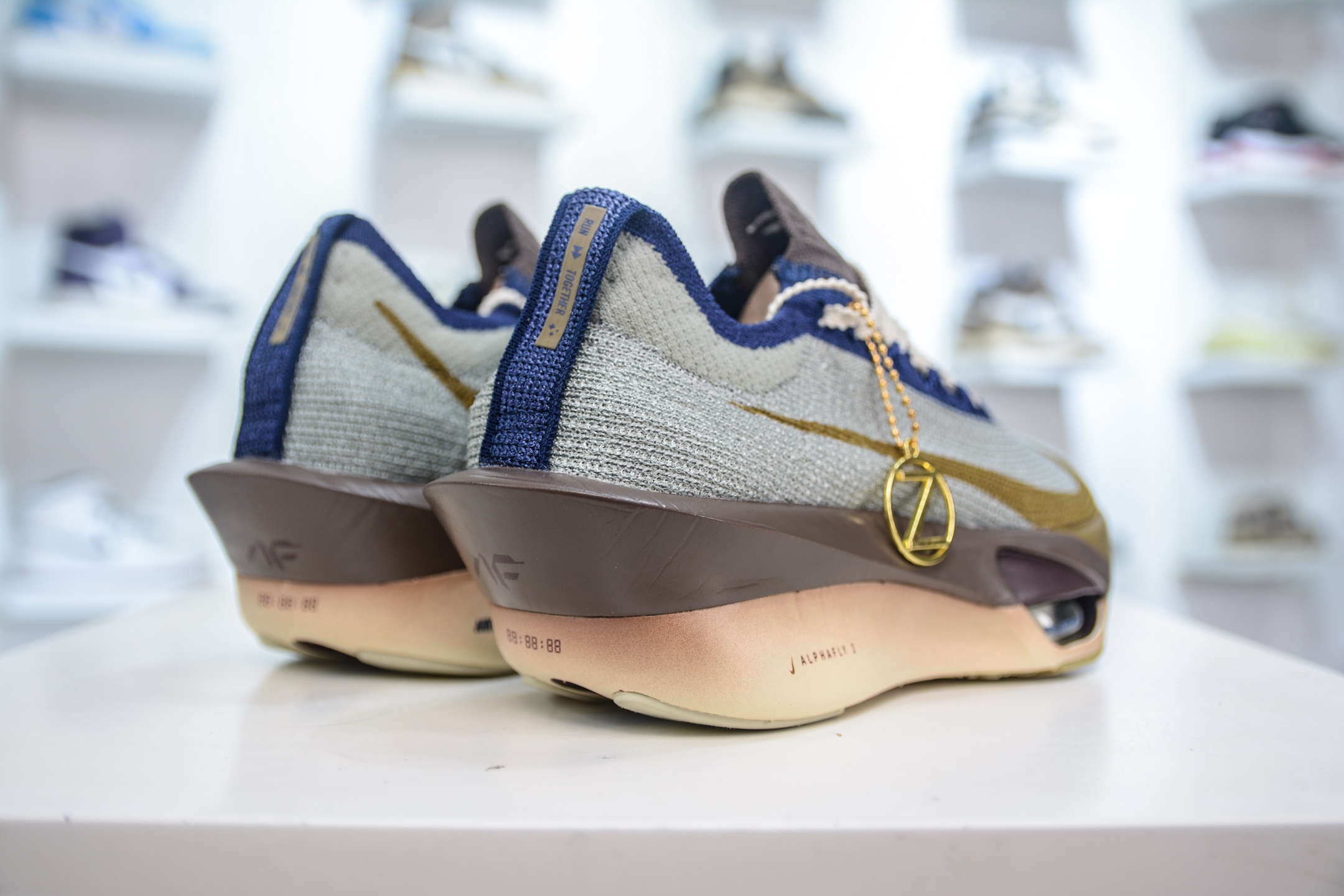 NK Air Zoom Alphafly 3 阿尔法飞行3代系列马拉松轻量竞速运动跑鞋  HV4318-320