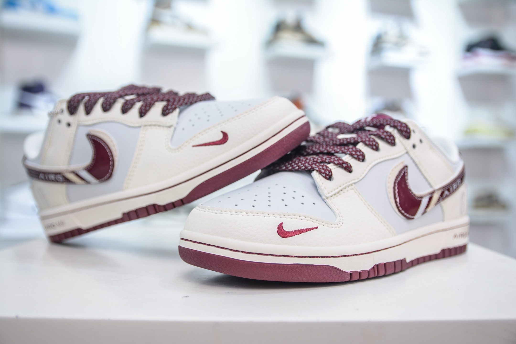 Nike SB Dunk Low 问界M9联名-白红彩勾  FC1688-236