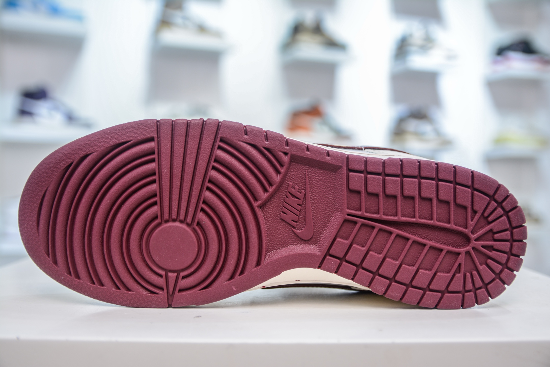 Nike SB Dunk Low 问界M9联名-白红彩勾  FC1688-236