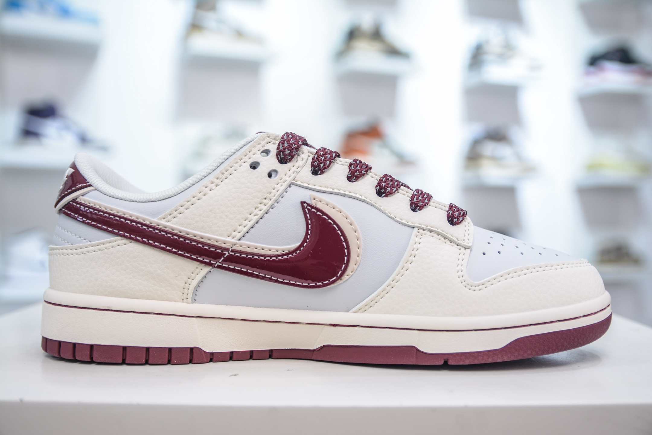 Nike SB Dunk Low 问界M9联名-白红彩勾  FC1688-236