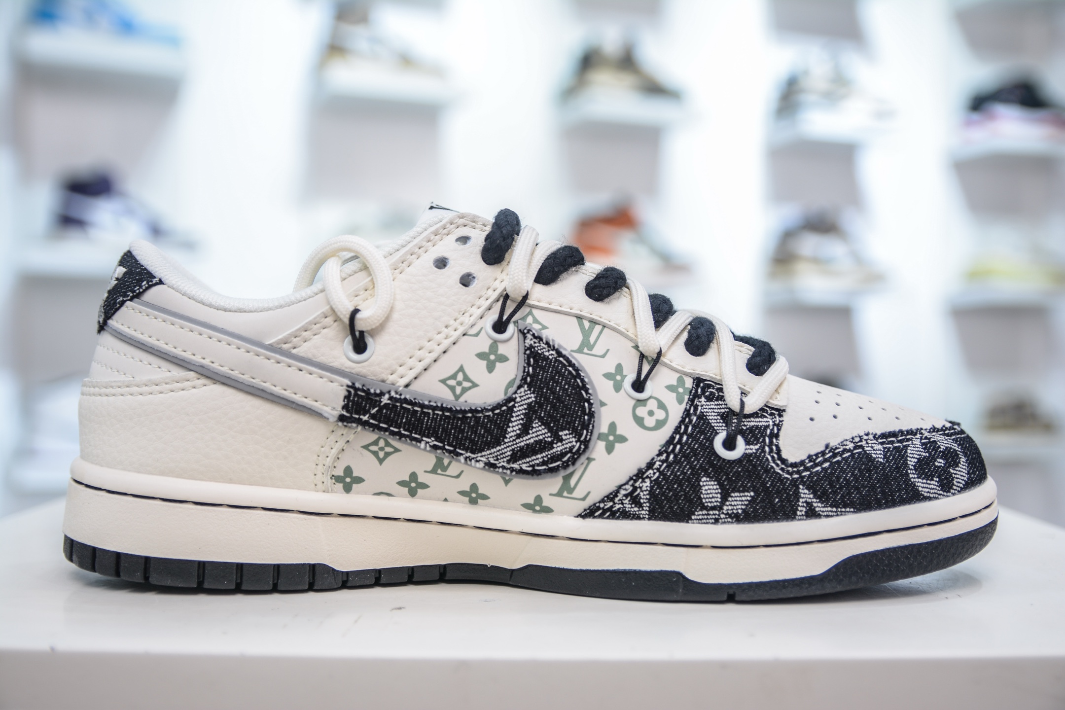 Nike SB Dunk Low x Louis Vuitton White Black Denim Shoes YX5066 3 i1749657771442 2712 0 2