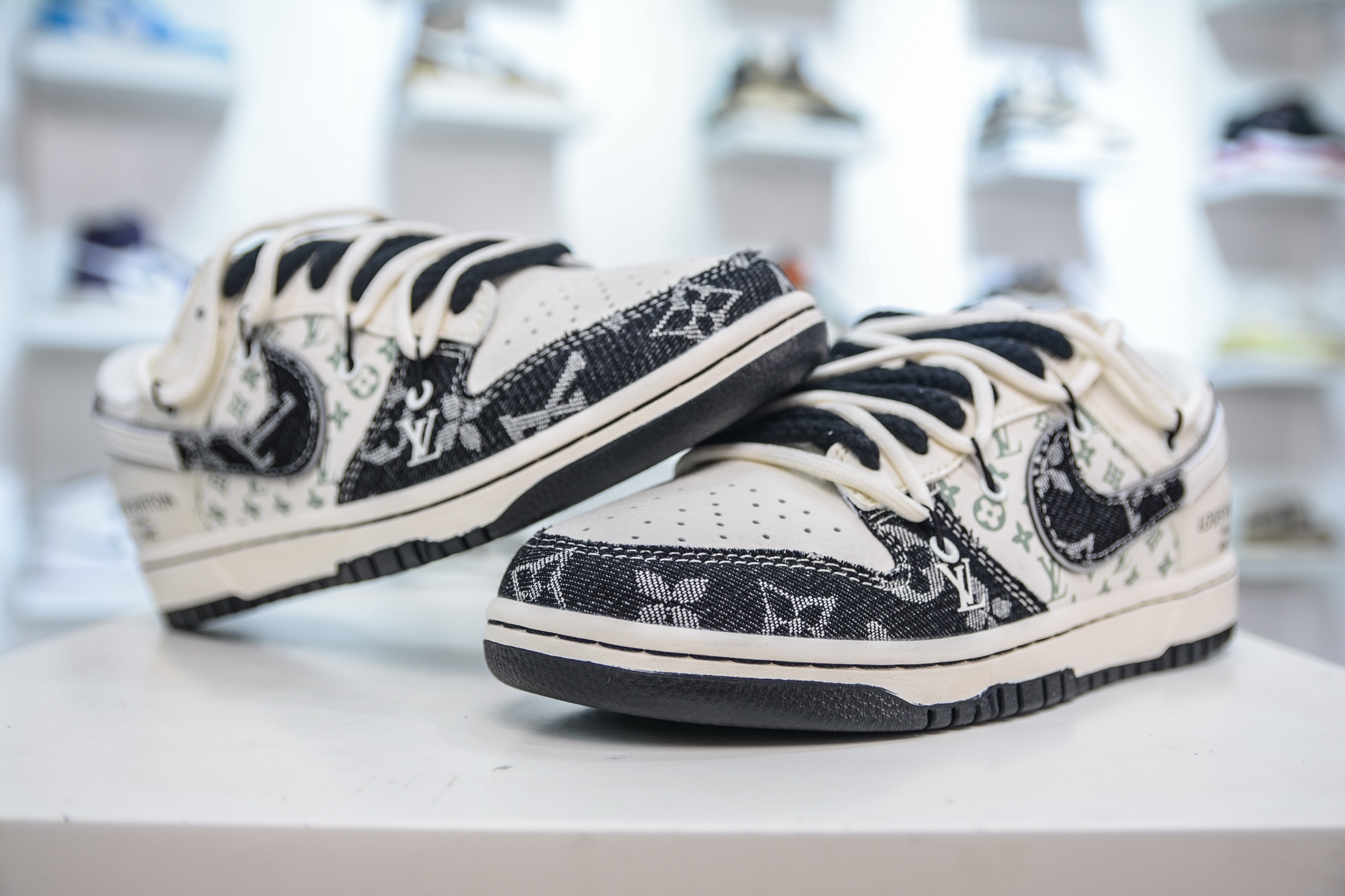 Nike SB Dunk Low x Louis Vuitton White Black Denim Shoes YX5066 4 i1749657772960 8158 0 3