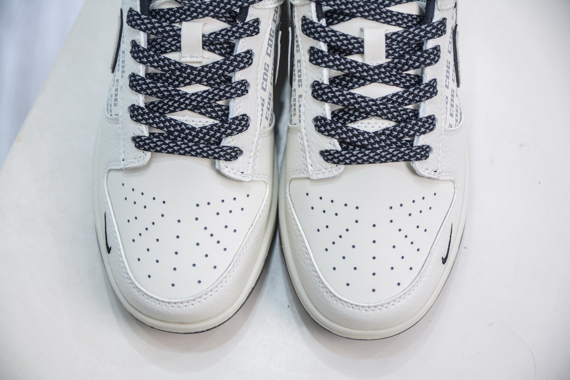 Nike SB Dunk Low x The North Face Collab White Black Sneakers 9 i1749657815358 9601 0 8