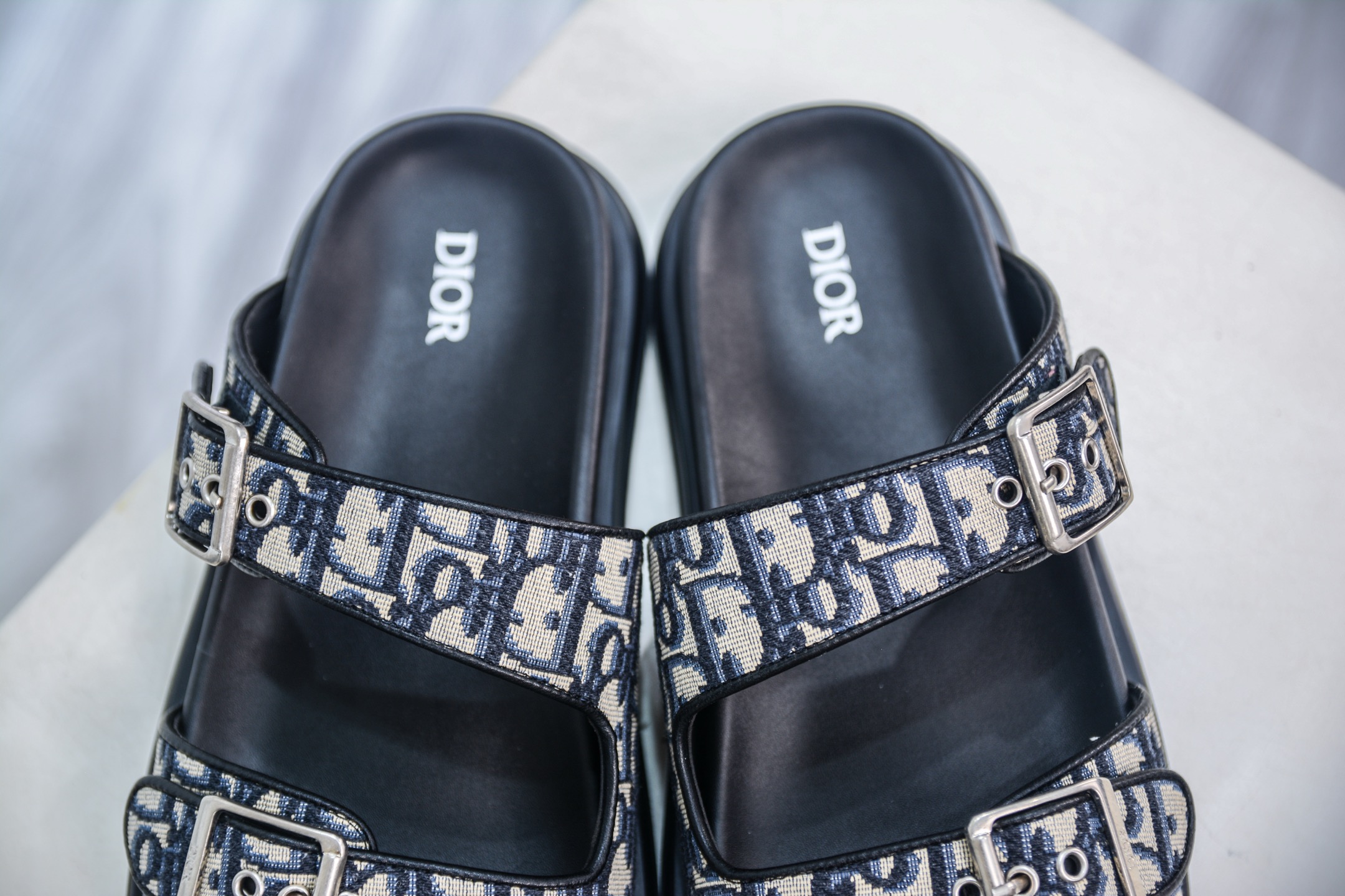 24s新款官网首发 Dior 迪奥 Aqua 圆头平底 牛仔字母印花一字拖鞋-莆田鞋,莆田鞋货源,高仿鞋,高仿鞋货源,安福档口,莆田高仿鞋,莆田鞋批发,高仿鞋批发,莆田高仿运动鞋,高仿运动鞋,莆田运动鞋 24s新款官网首发 Dior 迪奥 Aqua 圆头平底 牛仔字母印花一字拖鞋