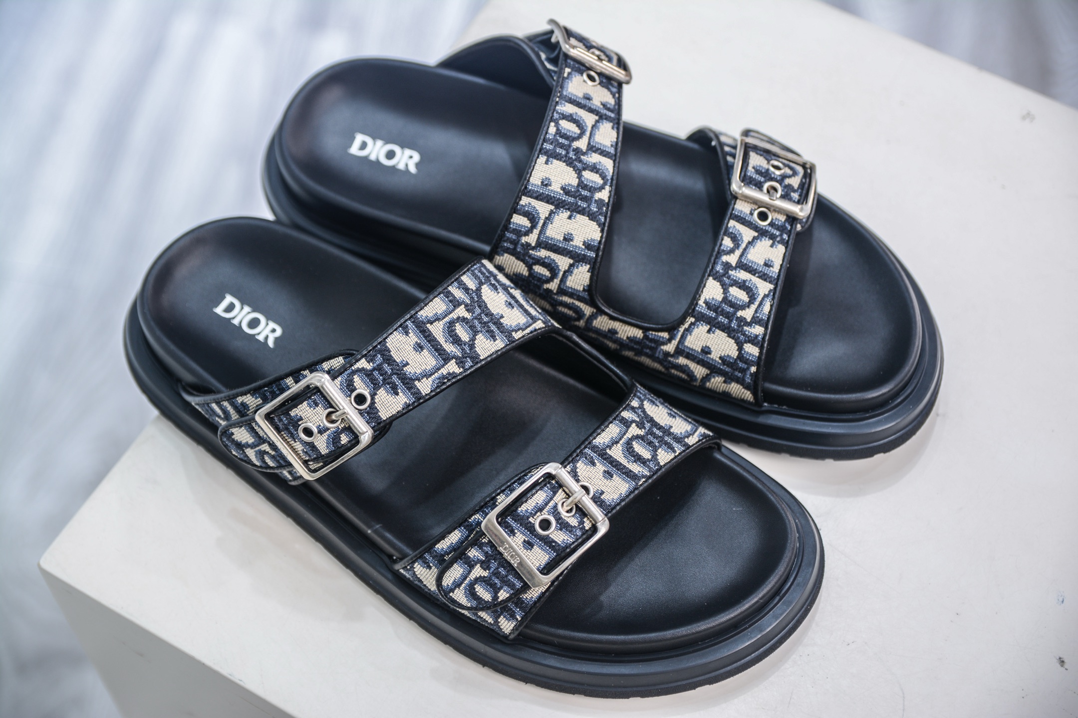 24s新款官网首发 Dior 迪奥 Aqua 圆头平底 牛仔字母印花一字拖鞋-莆田鞋,莆田鞋货源,高仿鞋,高仿鞋货源,安福档口,莆田高仿鞋,莆田鞋批发,高仿鞋批发,莆田高仿运动鞋,高仿运动鞋,莆田运动鞋 24s新款官网首发 Dior 迪奥 Aqua 圆头平底 牛仔字母印花一字拖鞋