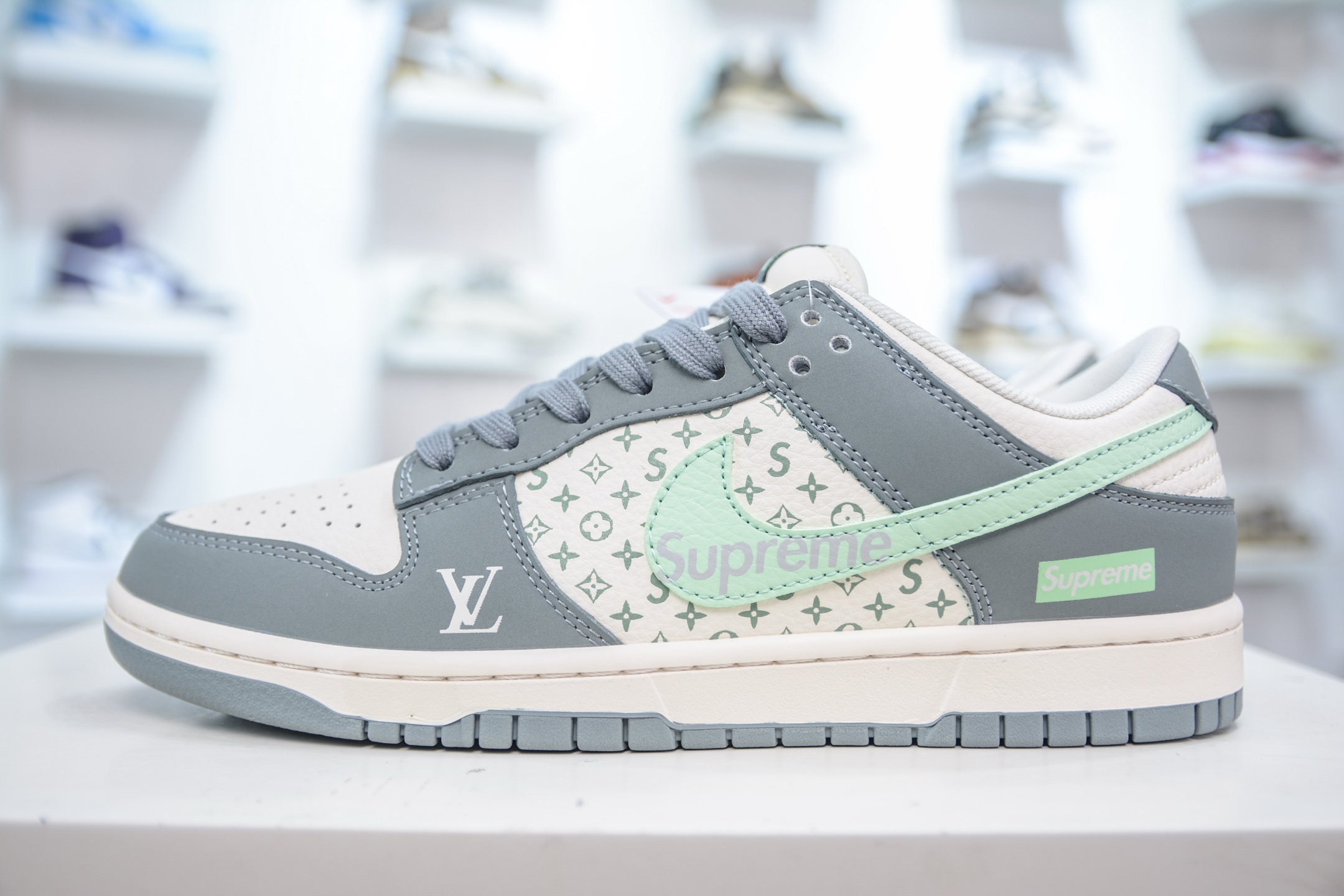 Nike SB Dunk Low x Supreme x Louis Vuitton Collab Grey/White Sneakers 2 i1749752135933 5138 0 0
