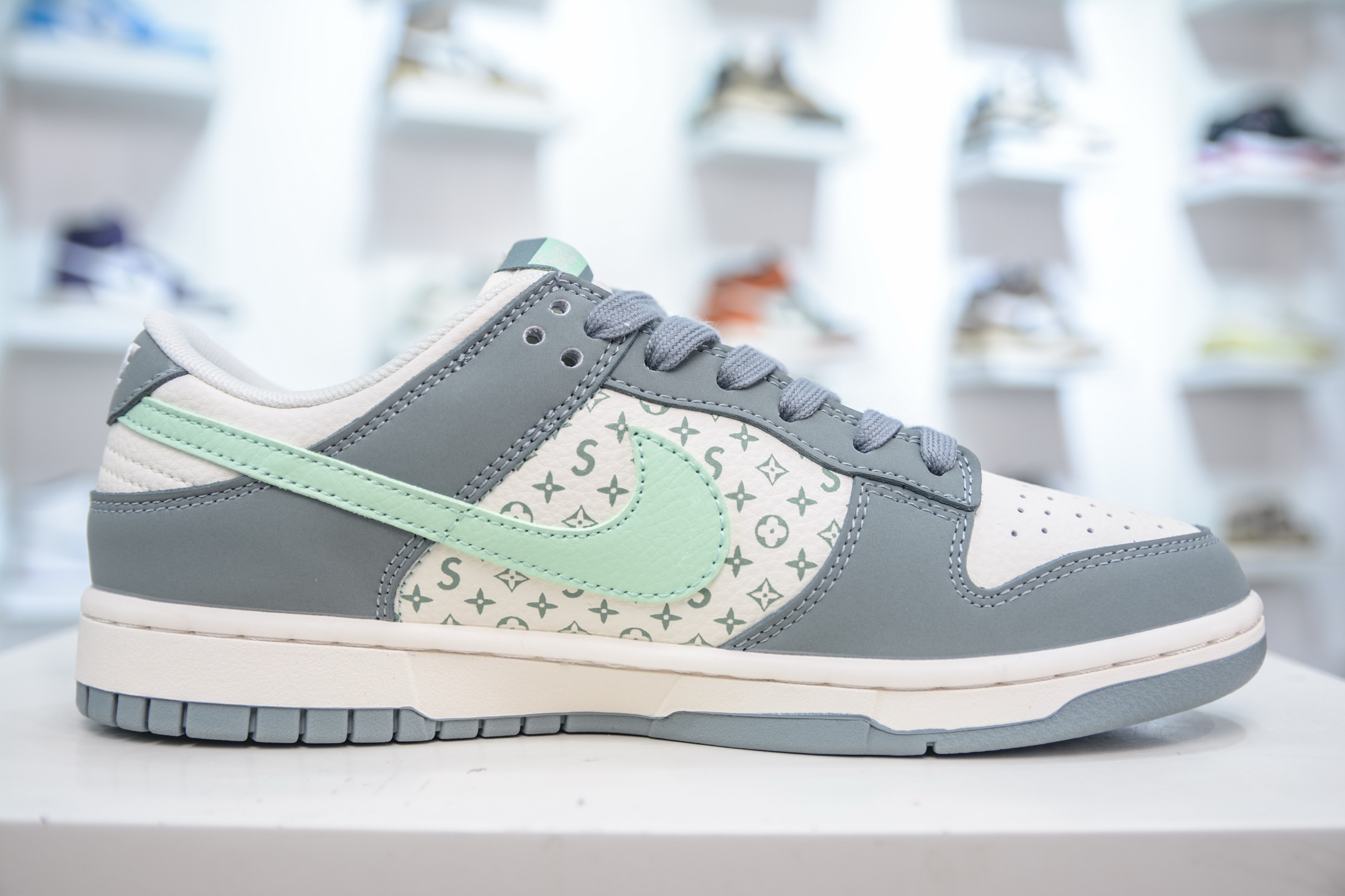 Nike SB Dunk Low x Supreme x Louis Vuitton Collab Grey/White Sneakers 4 i1749752135953 6798 0 2