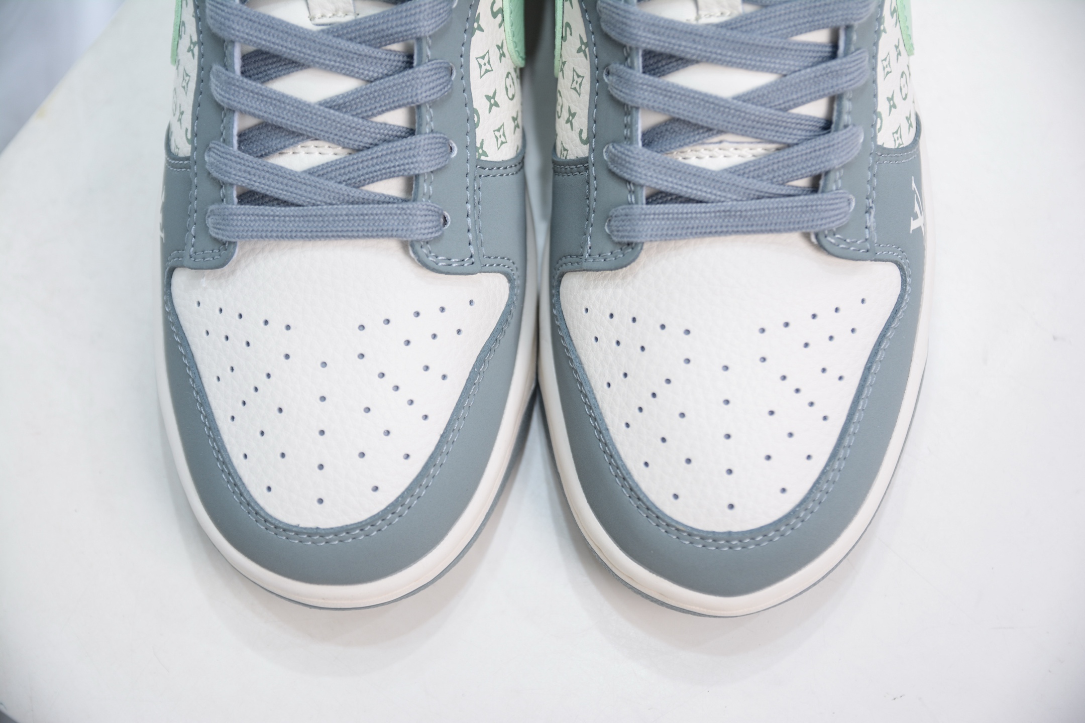 Nike SB Dunk Low x Supreme x Louis Vuitton Collab Grey/White Sneakers 10 i1749752137031 2849 0 8