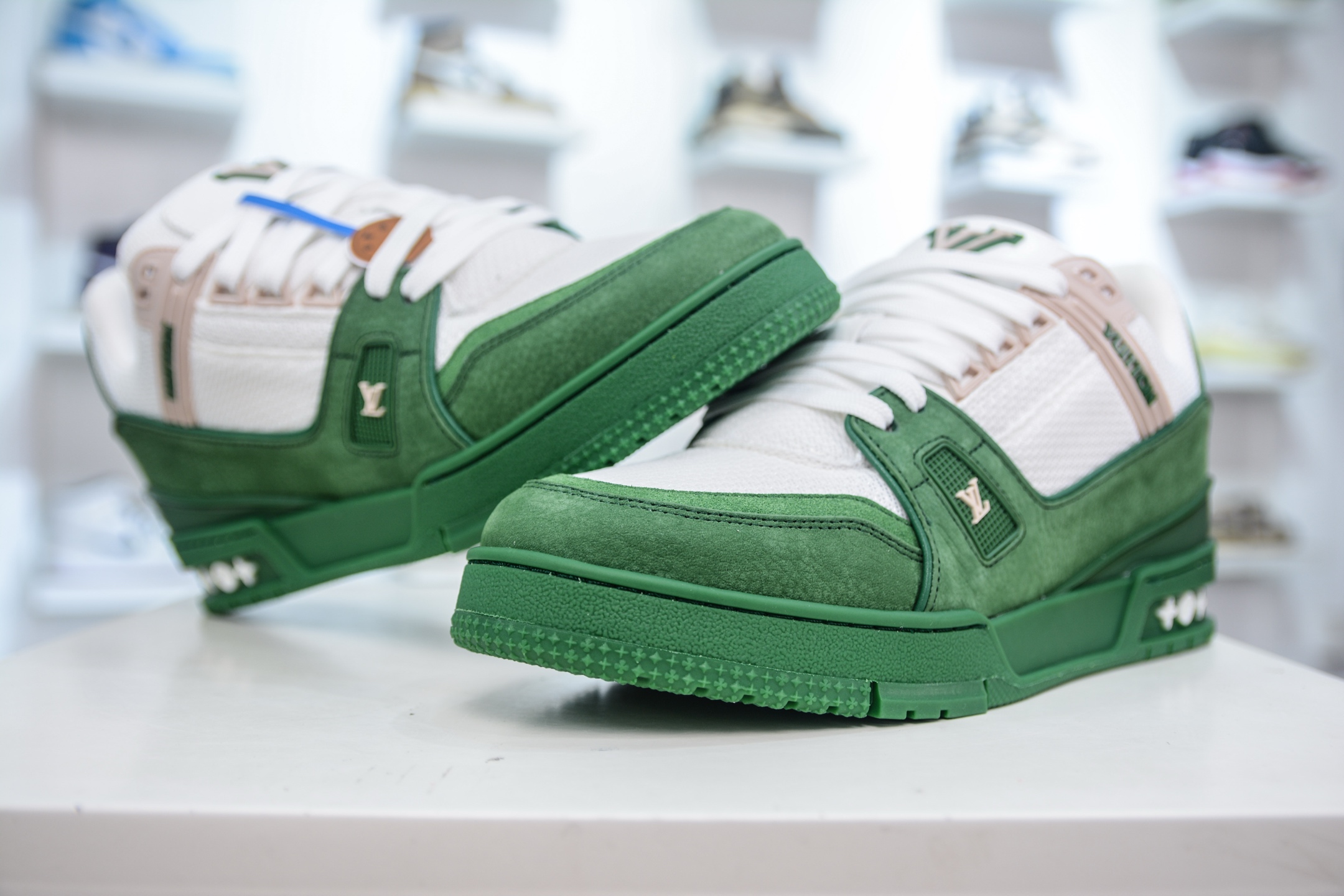 LV Trainer 运动鞋糅合织物网格面料和丝绒粒面牛皮革鞋面