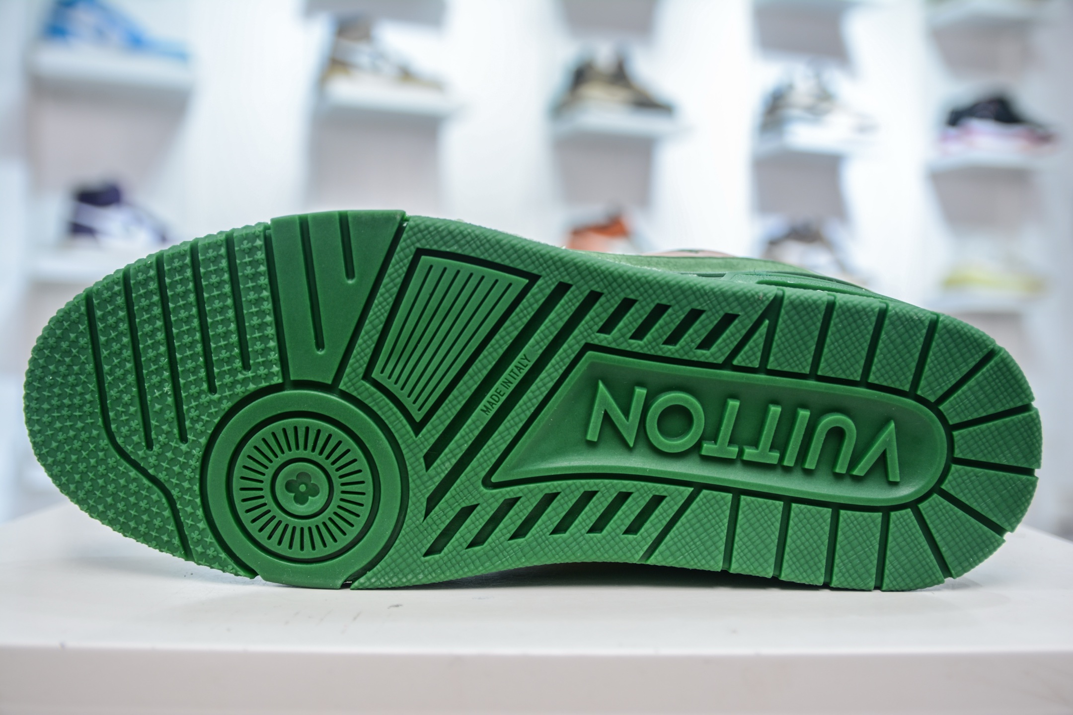 LV Trainer 运动鞋糅合织物网格面料和丝绒粒面牛皮革鞋面