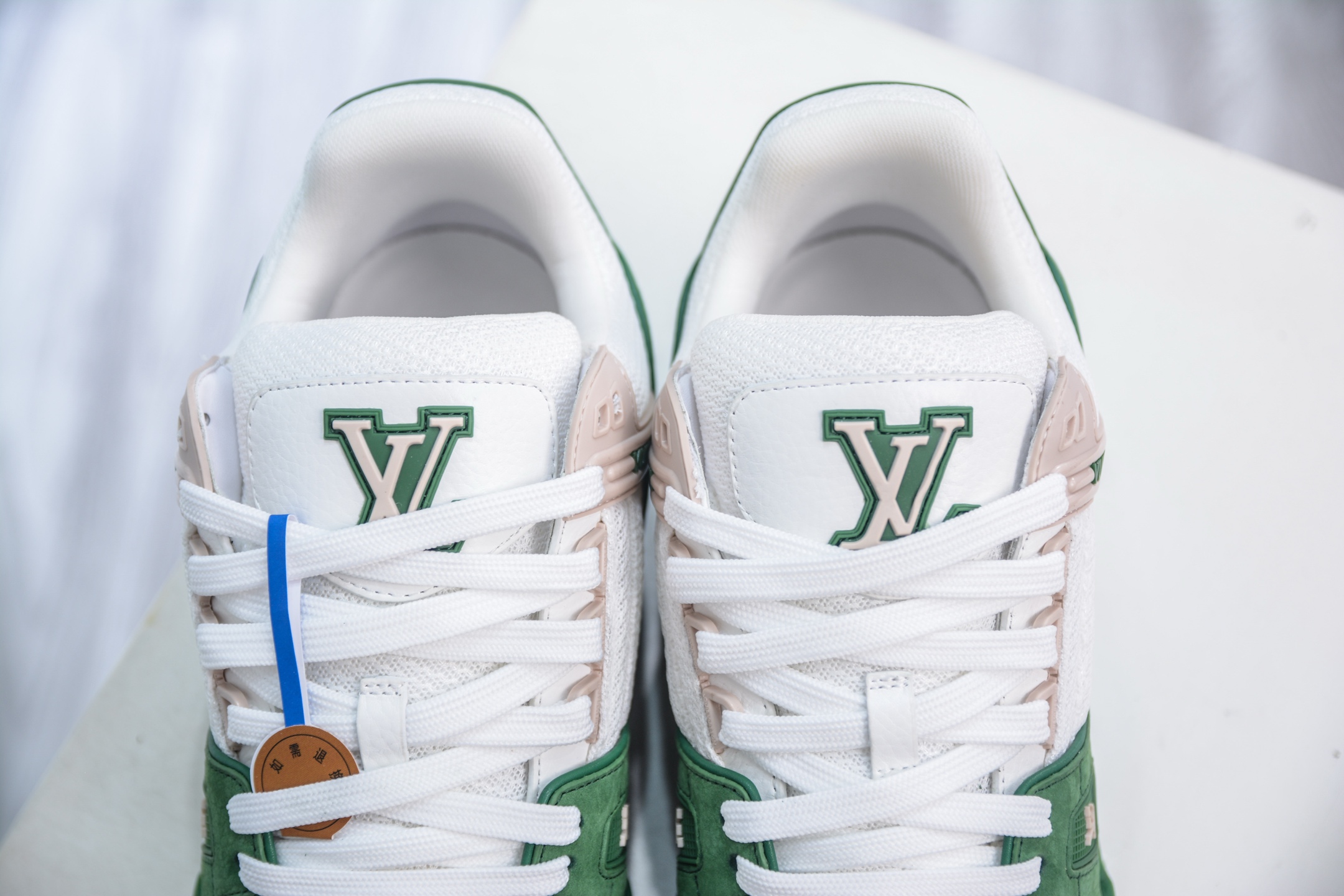 LV Trainer 运动鞋糅合织物网格面料和丝绒粒面牛皮革鞋面