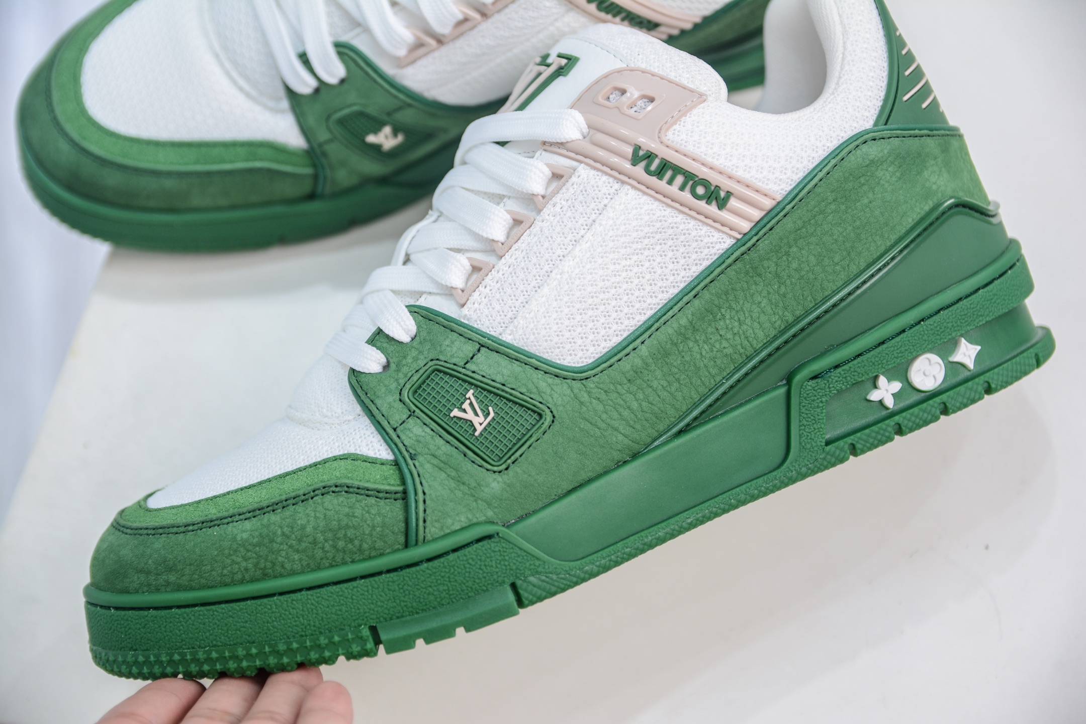 LV Trainer 运动鞋糅合织物网格面料和丝绒粒面牛皮革鞋面