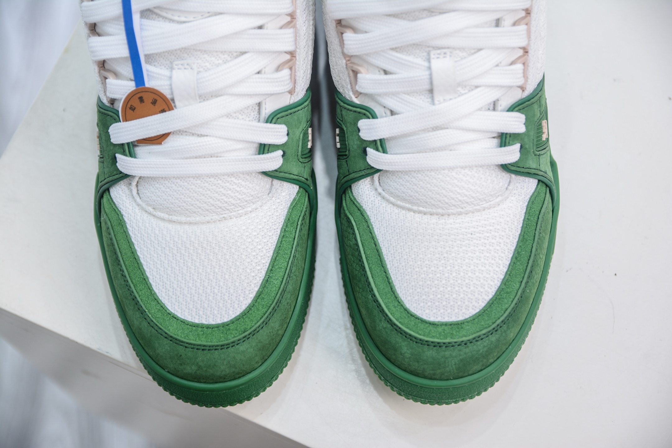 LV Trainer 运动鞋糅合织物网格面料和丝绒粒面牛皮革鞋面