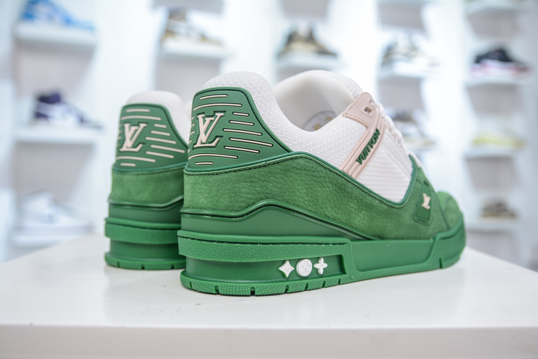 LV Trainer 运动鞋糅合织物网格面料和丝绒粒面牛皮革鞋面