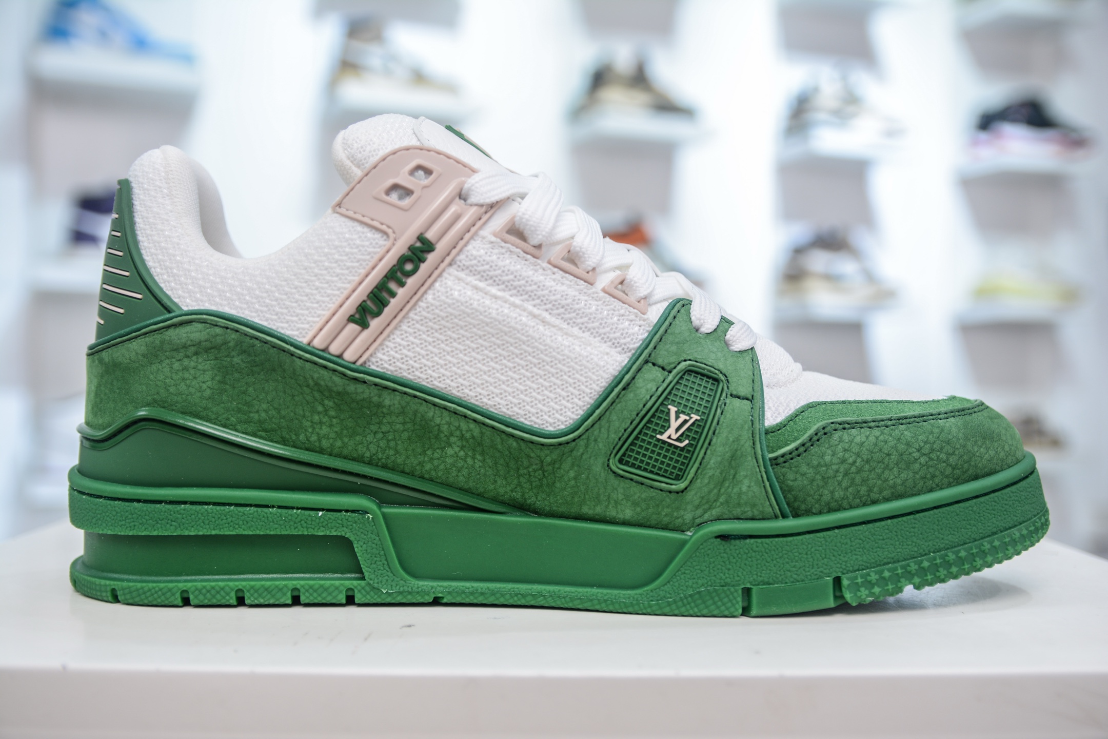 LV Trainer 运动鞋糅合织物网格面料和丝绒粒面牛皮革鞋面